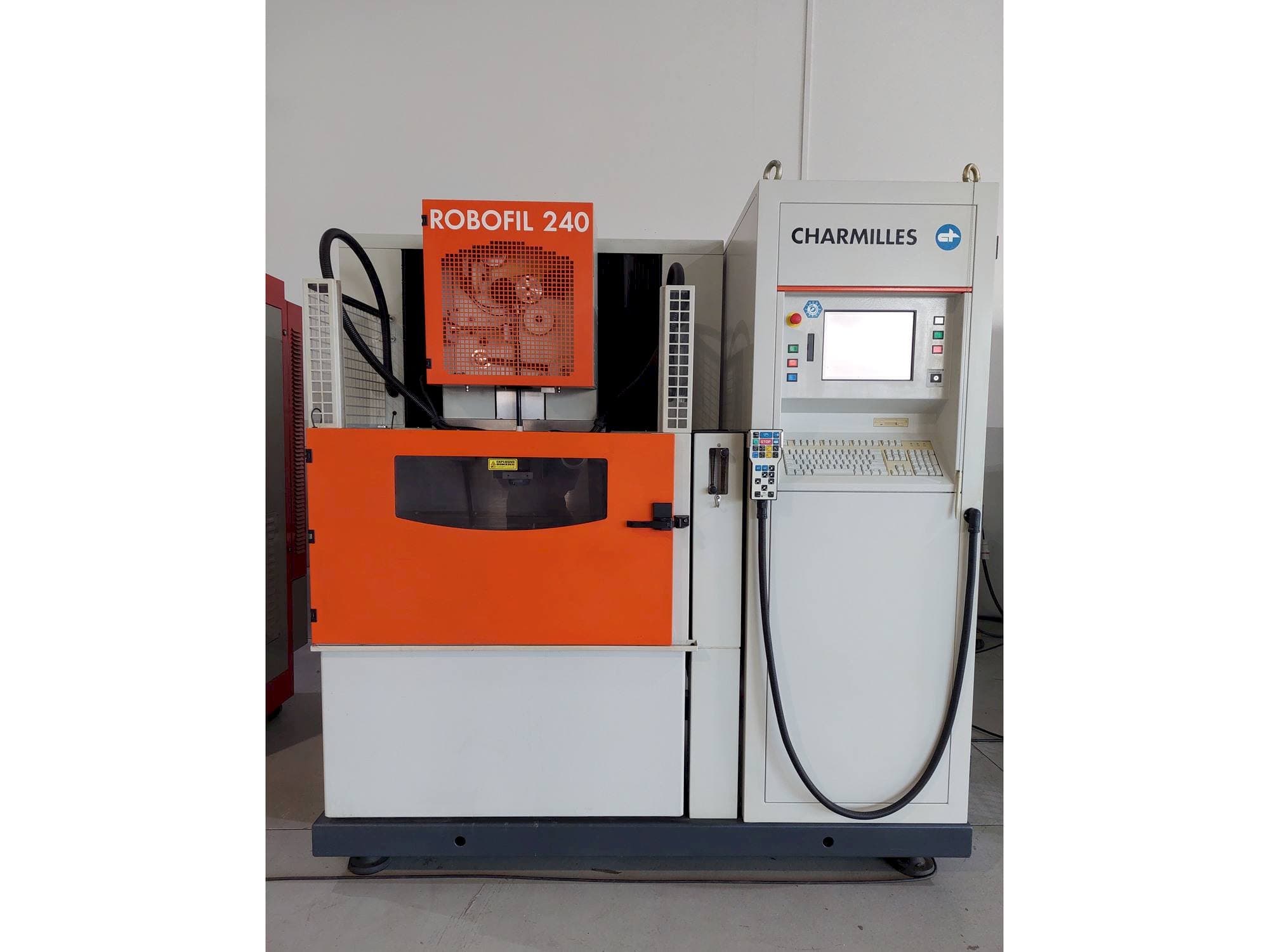 Вид станка CHARMILLES ROBOFIL 240  спереди