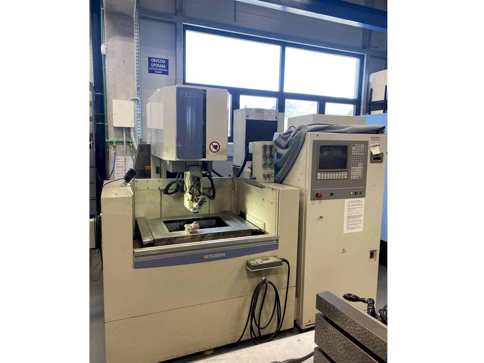 Вид станка Mitsubishi FX20K спереди