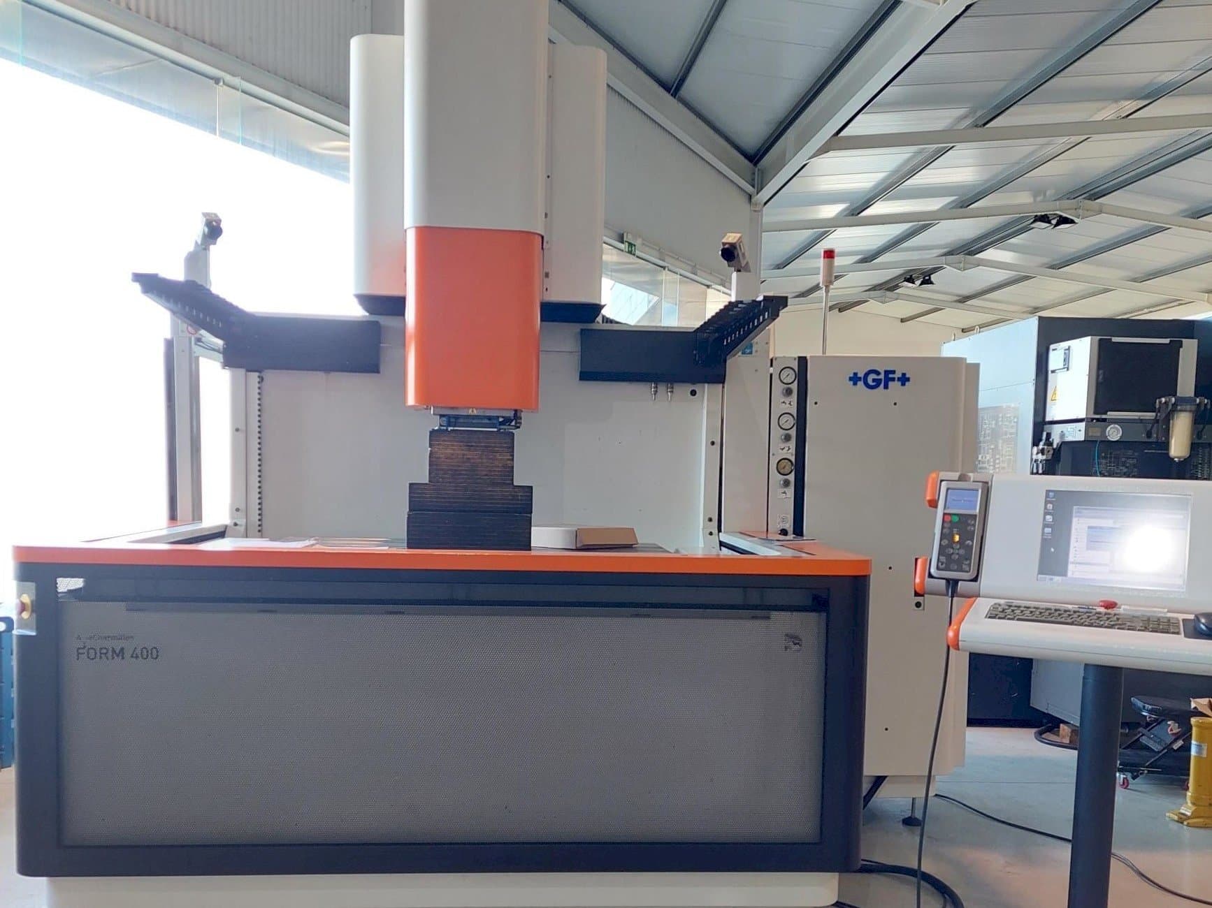 Вид станка AgieCharmilles FORM 400 спереди