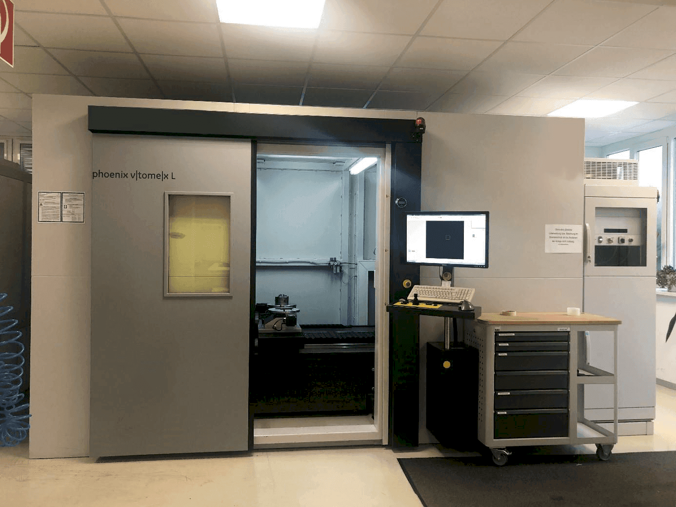 Вид станка Phoenix V|tome|x L 240 спереди