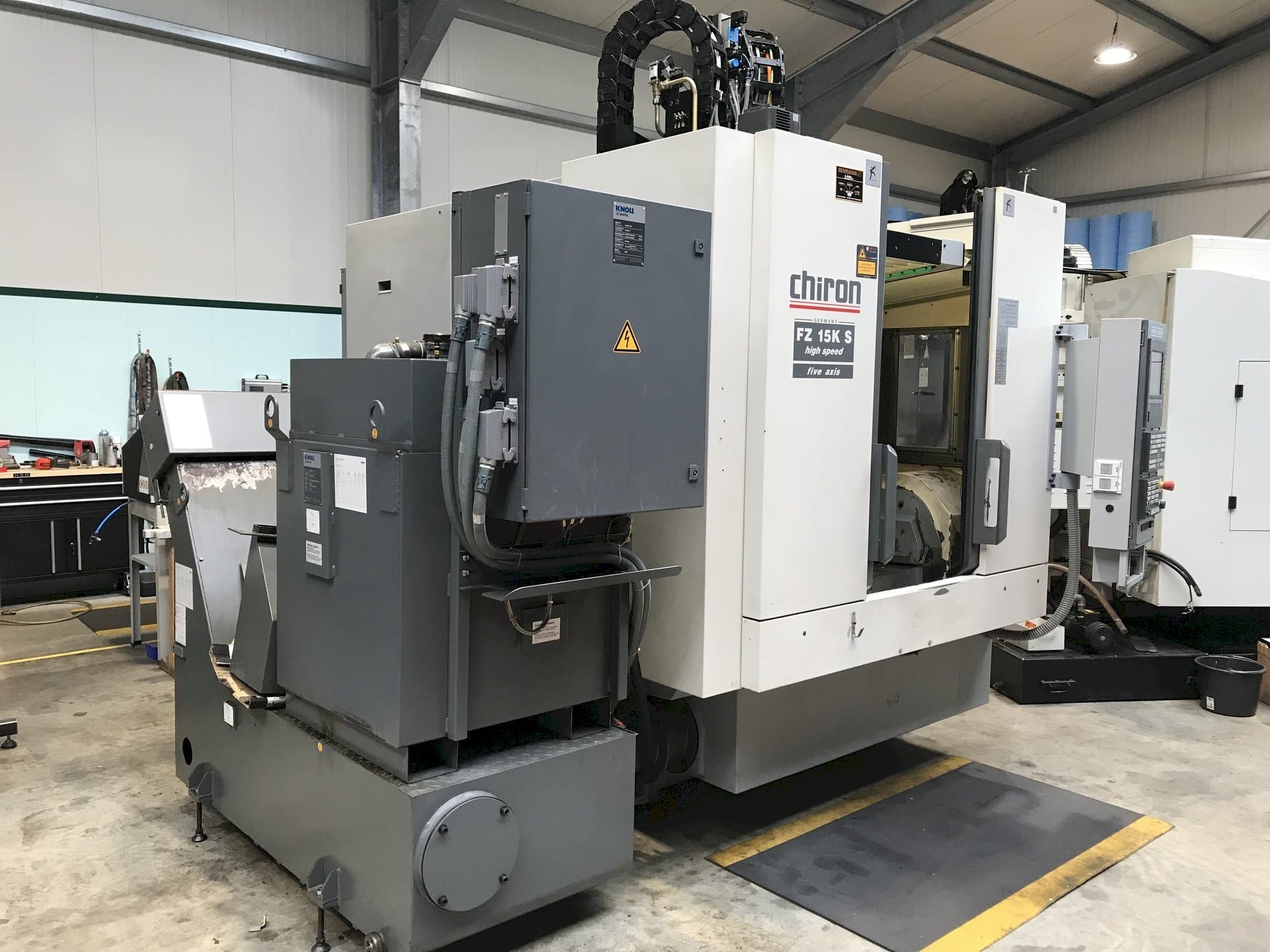 Вид станка CHIRON FZ15 KS спереди