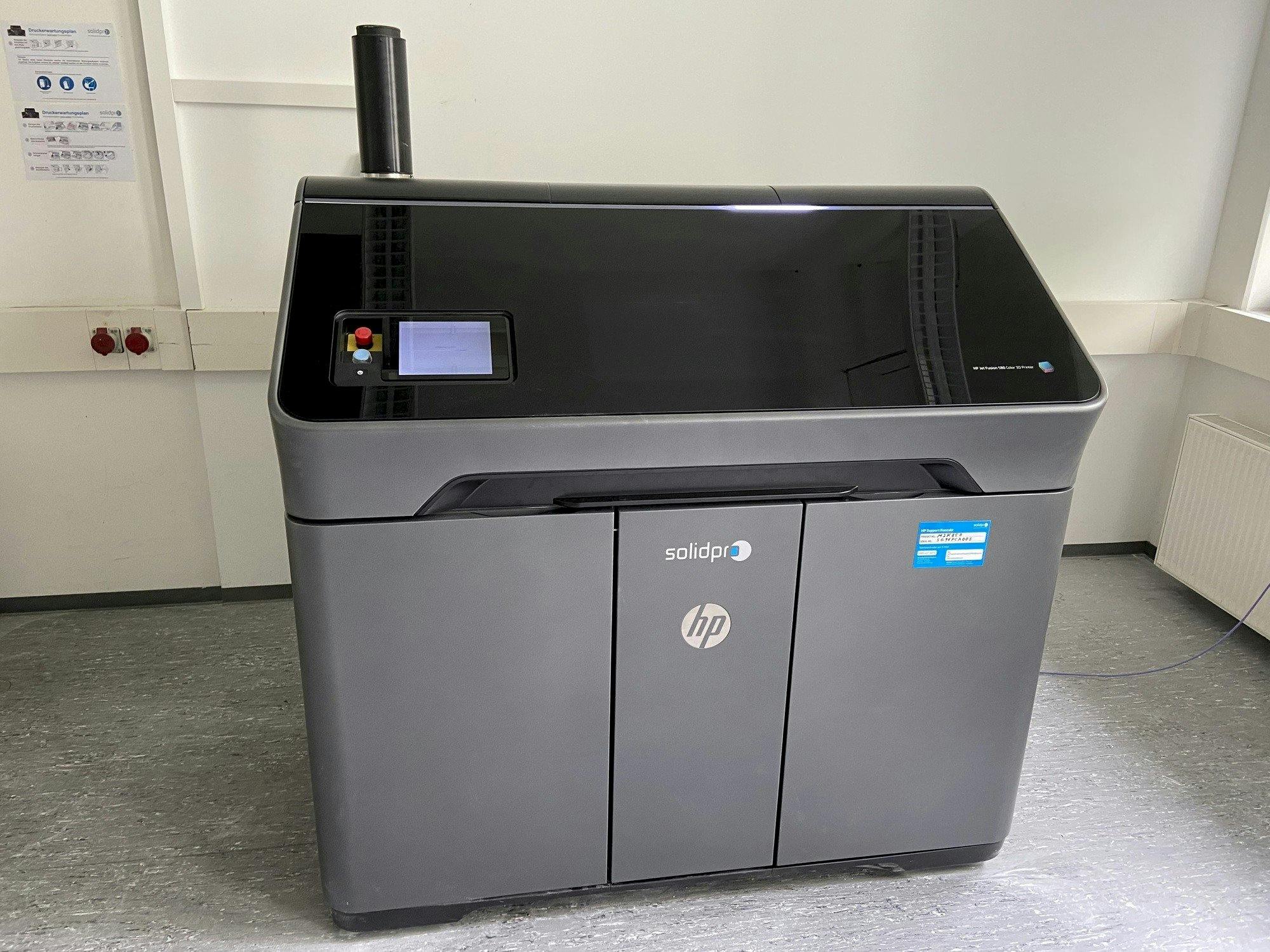 Вид станка HP Jet Fusion 580 Color 3D printer  спереди