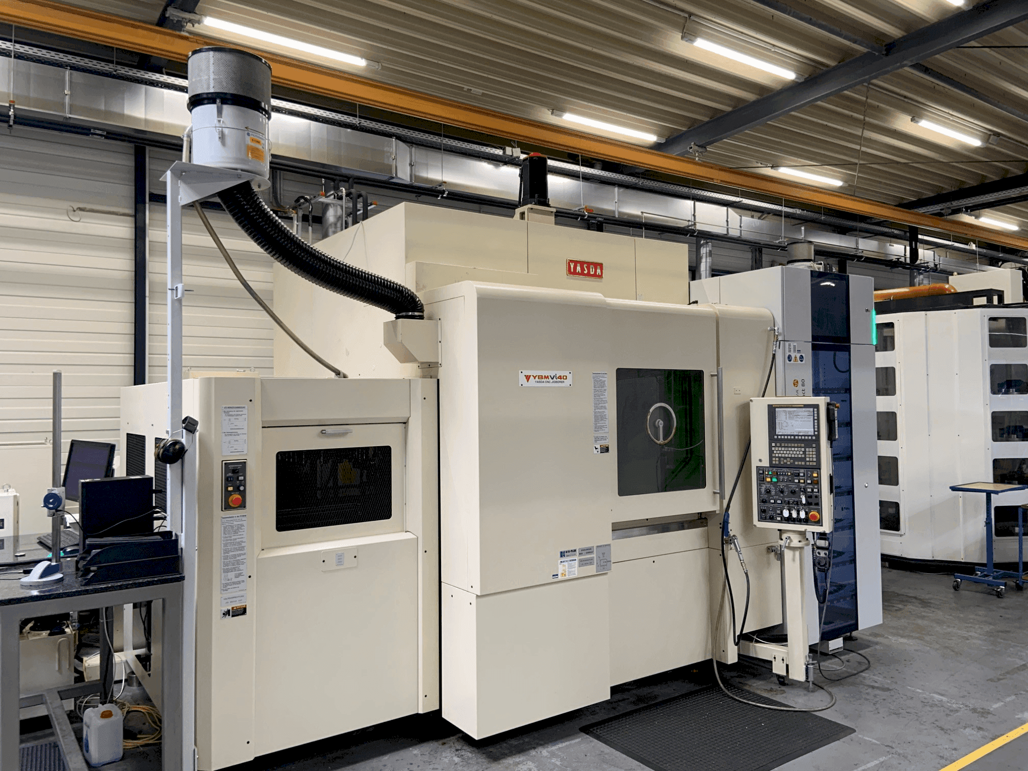 Вид станка YASDA YBM Vi40  спереди