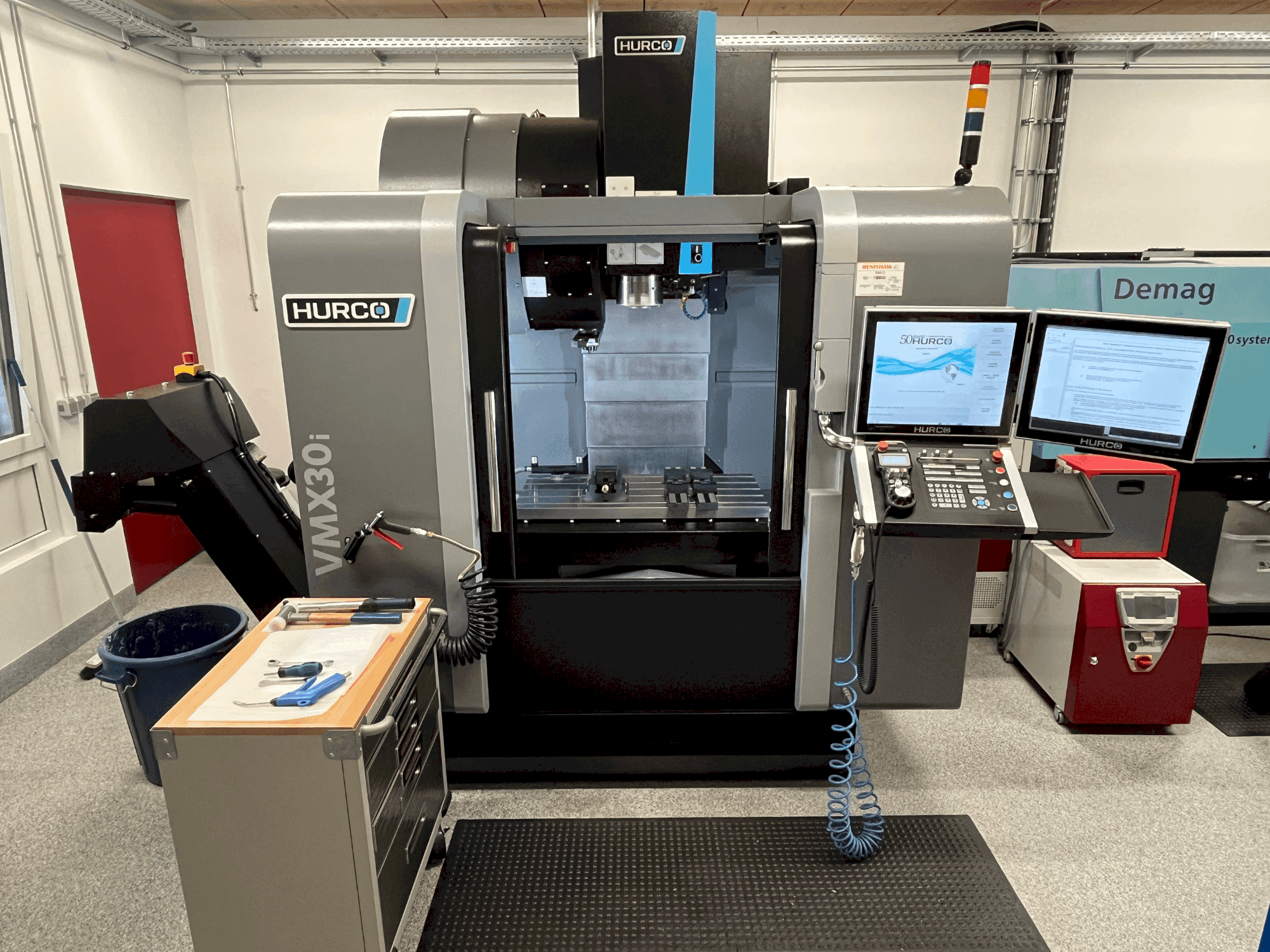 Вид станка Hurco VMX30i спереди