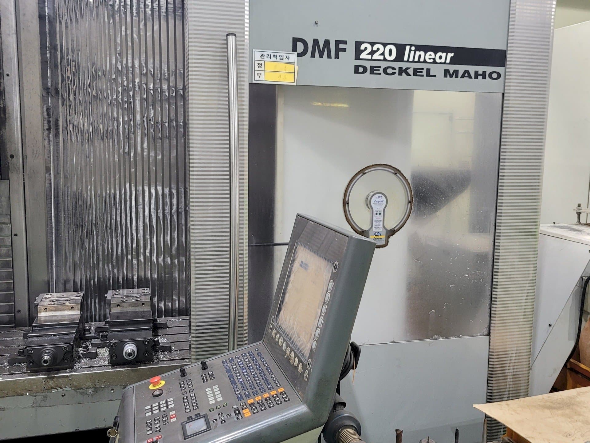 Вид станка DECKEL MAHO DMF 220 Linear спереди