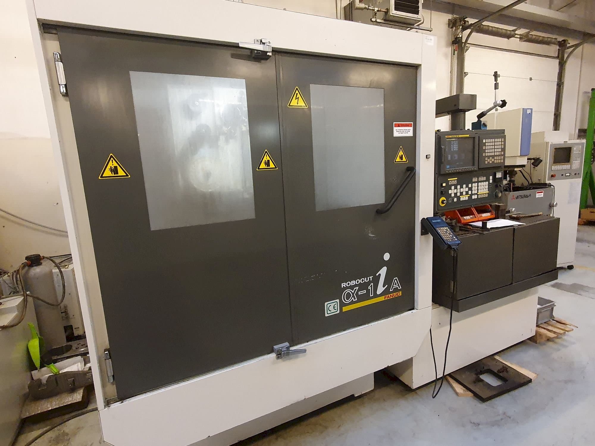 Вид станка FANUC Robocut Alpha-1iA спереди