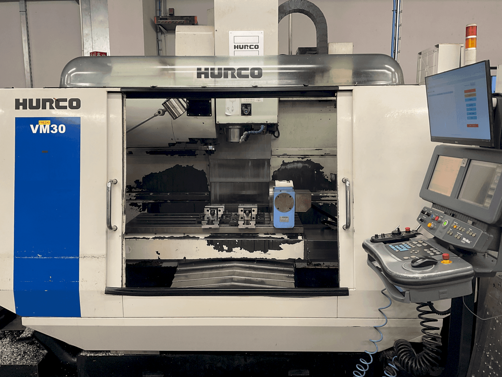 Вид станка Hurco VM 30 спереди
