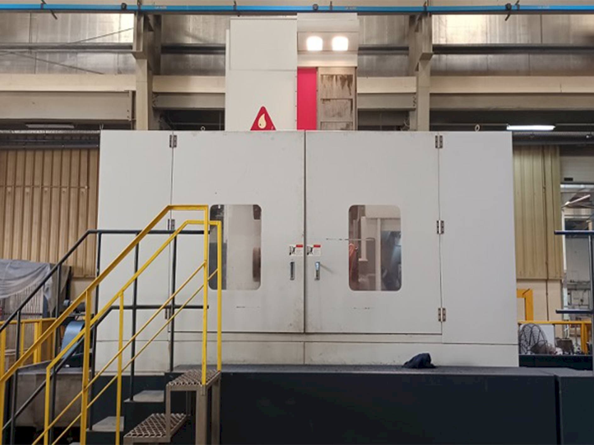 Вид станка YOU JI HBM130/3022 спереди