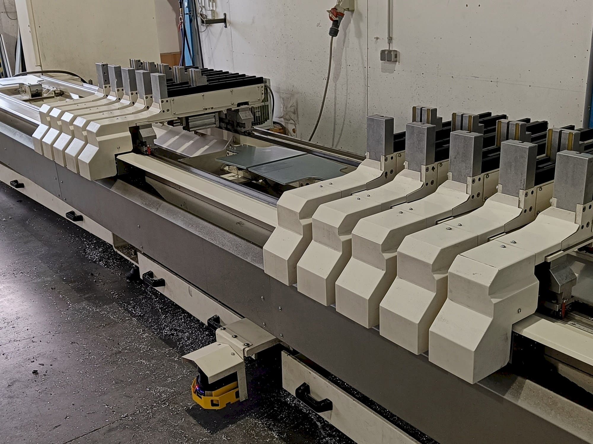 Вид станка MECAL MC 304 Ariel 5 MDT спереди