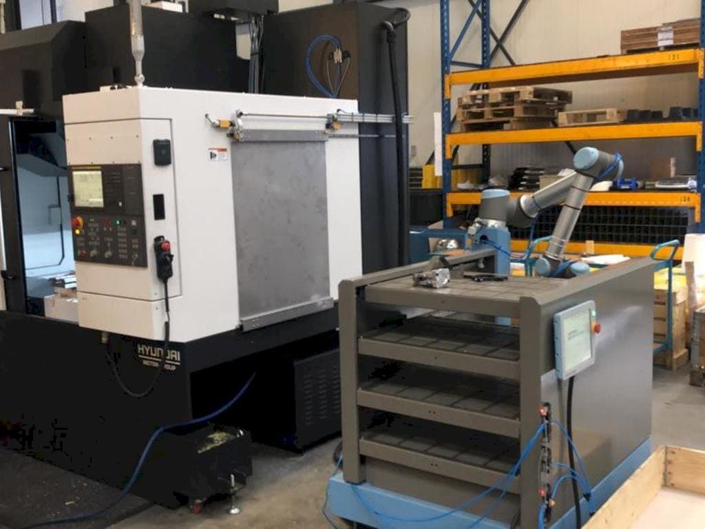 Вид станка Universal Robots UR10 спереди