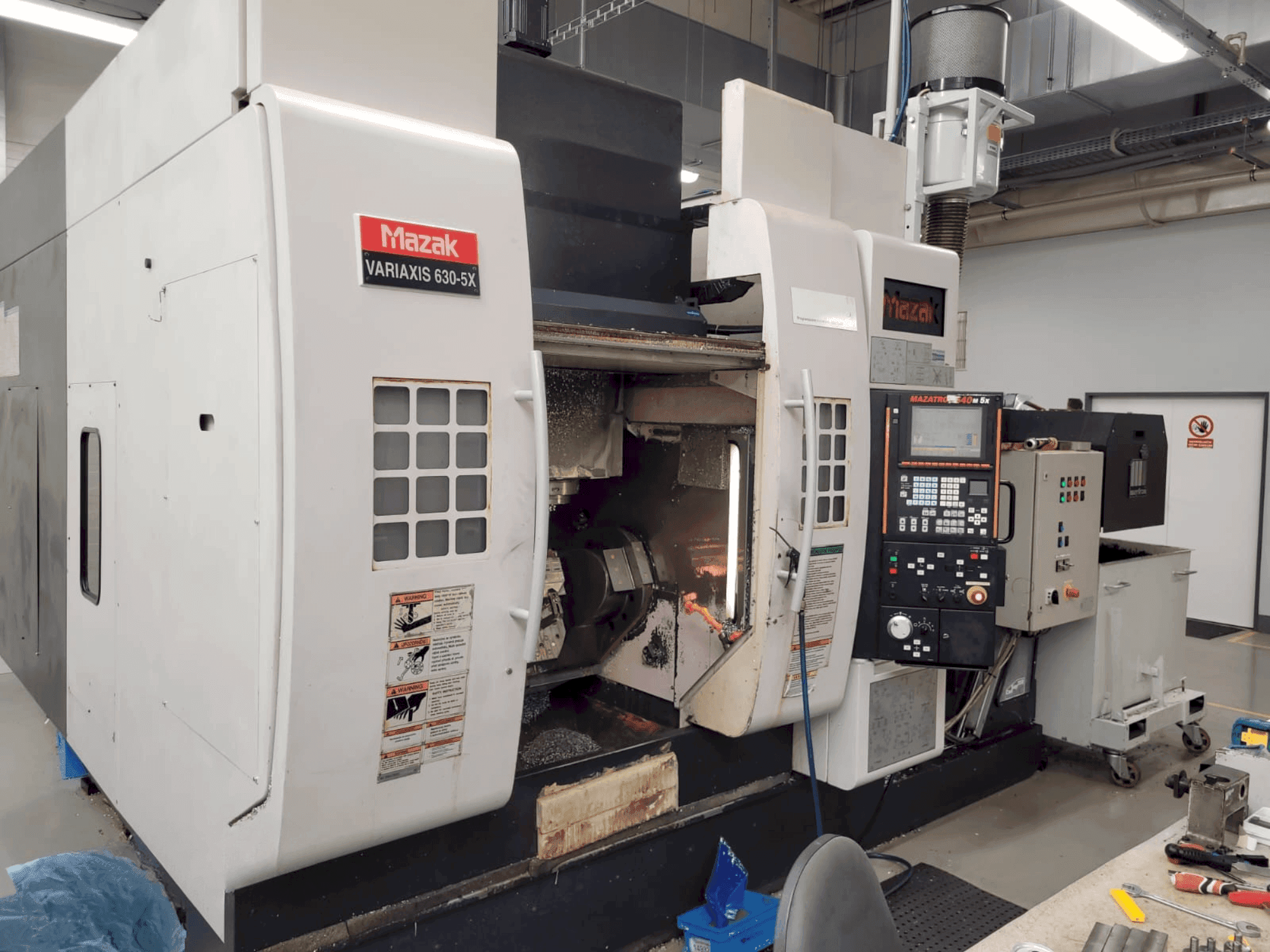Вид станка Mazak Variaxis 630-5X спереди