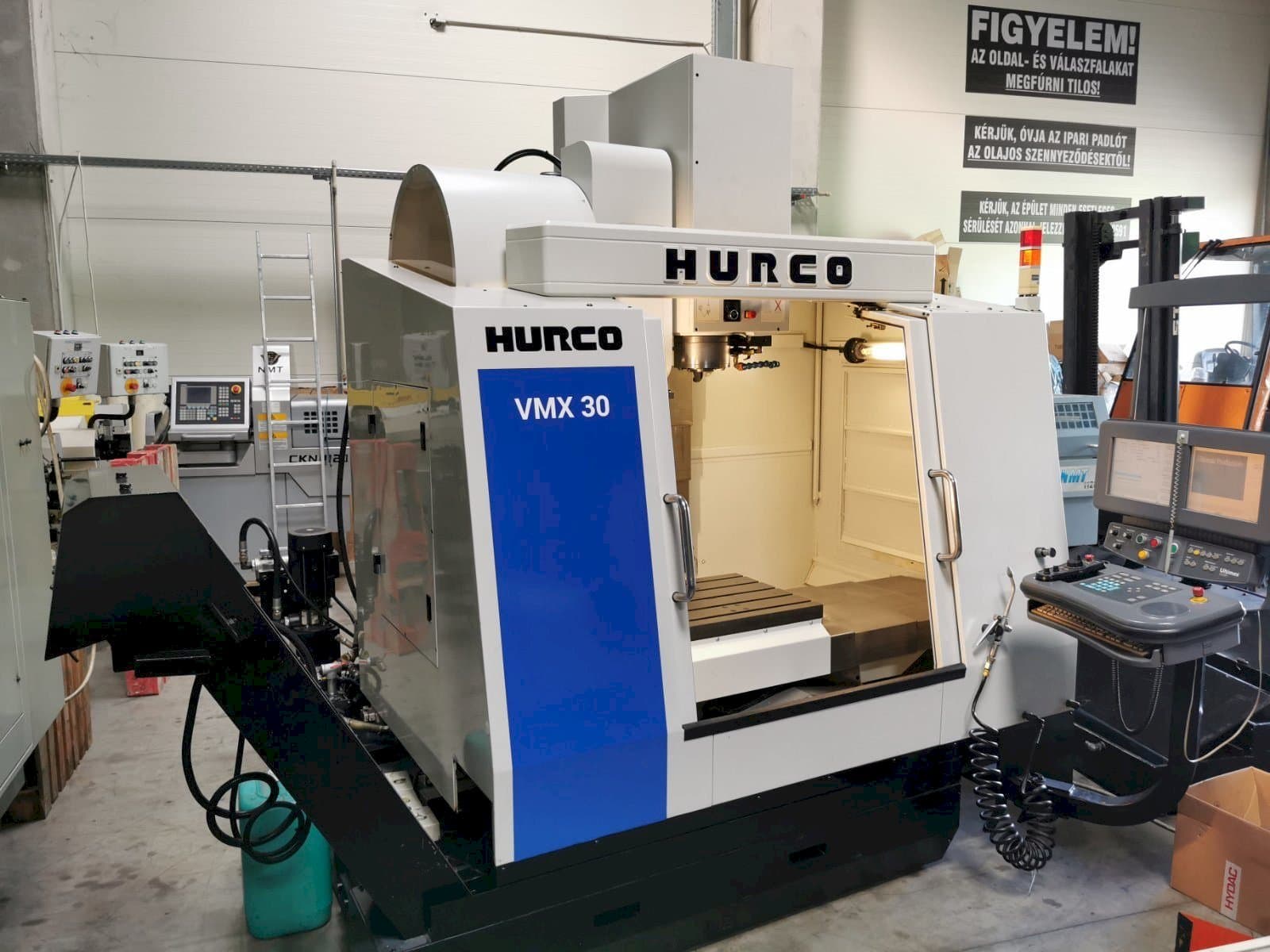 Вид станка Hurco VMX30 спереди