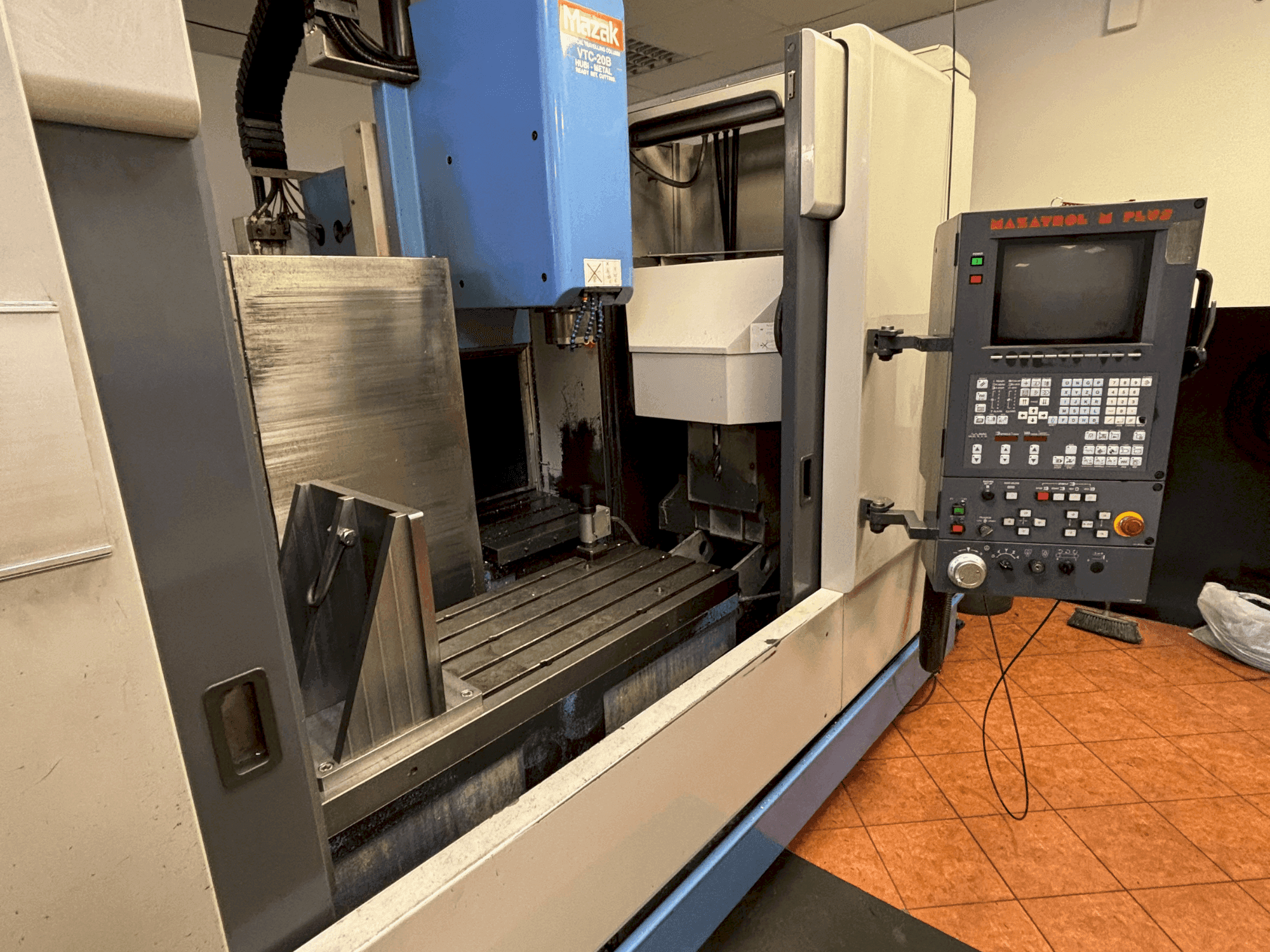 Вид станка Mazak VTC-20B спереди