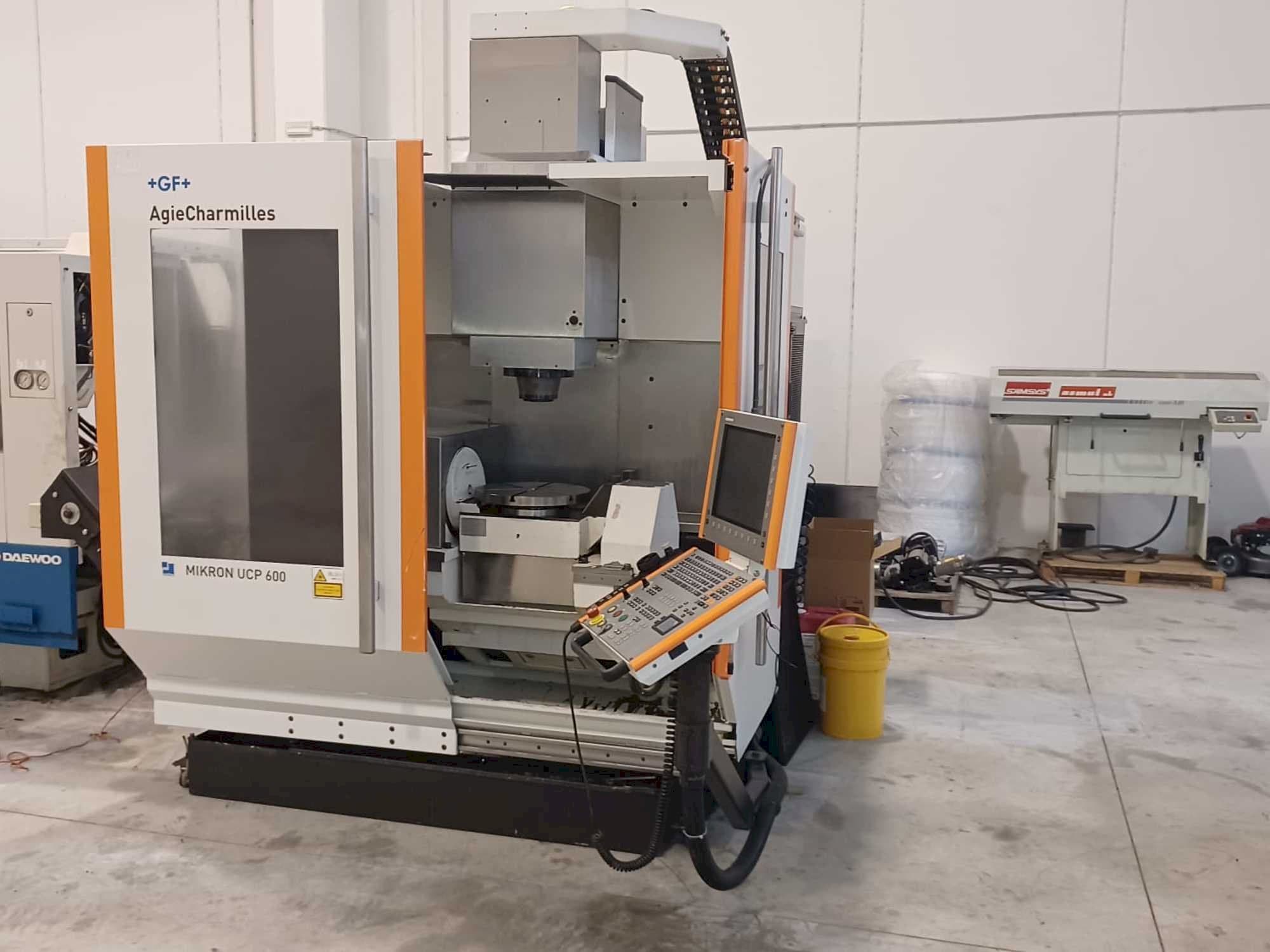 Вид станка AgieCharmilles Mikron UCP 600 спереди