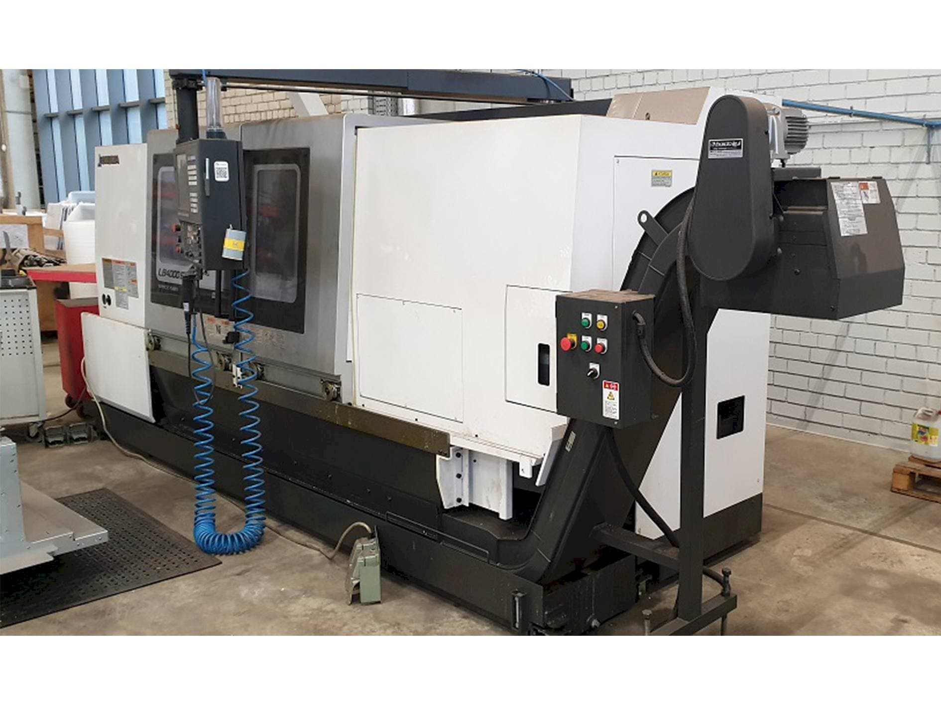 Вид станка Okuma LB4000EXII спереди