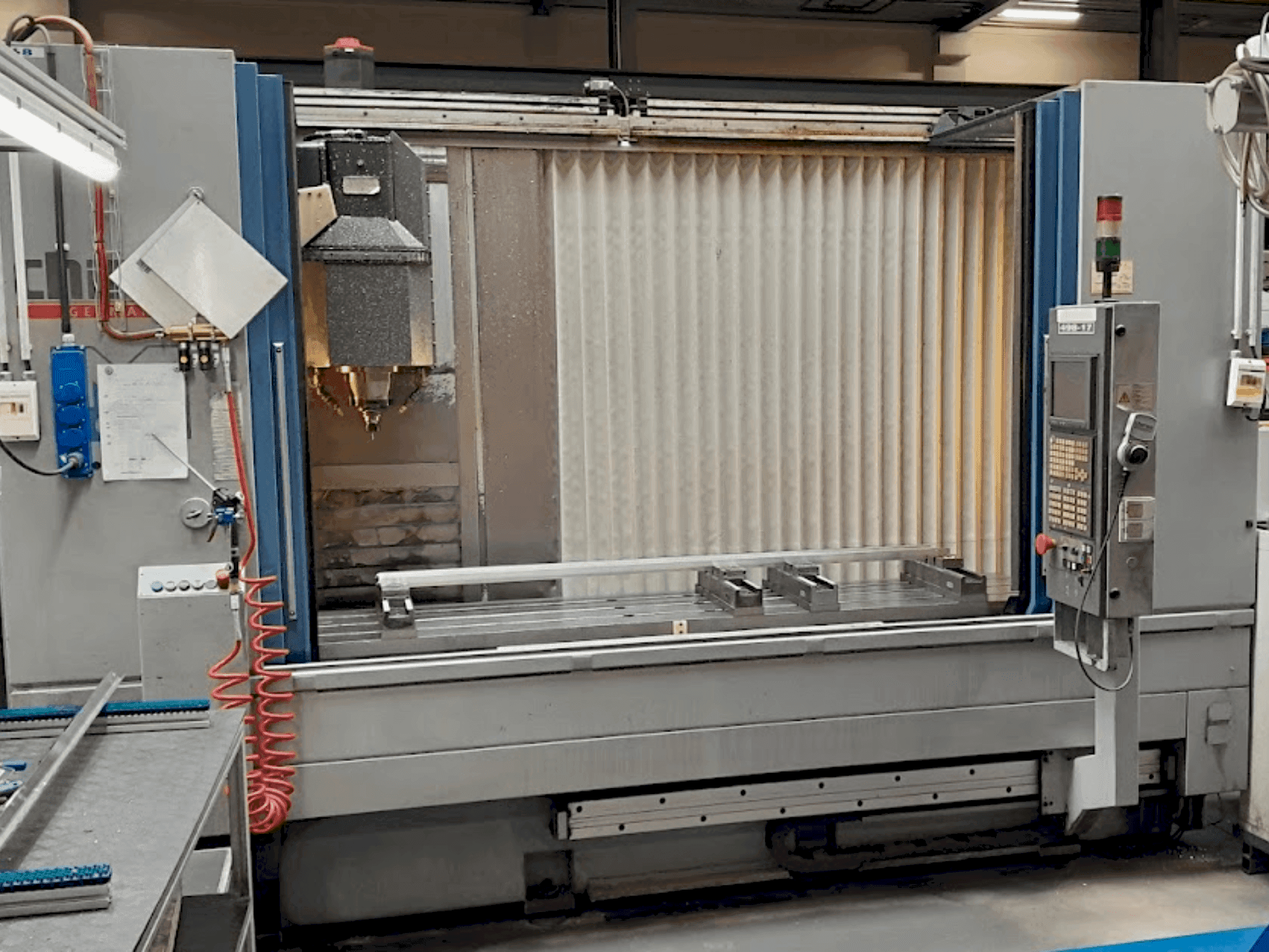 Вид станка CHIRON MILL 2000  спереди