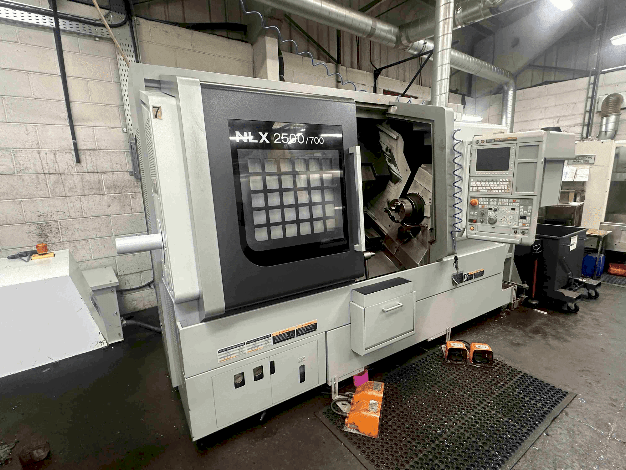 Вид  станка с DMG MORI NLX2500SY/700  правой стороны