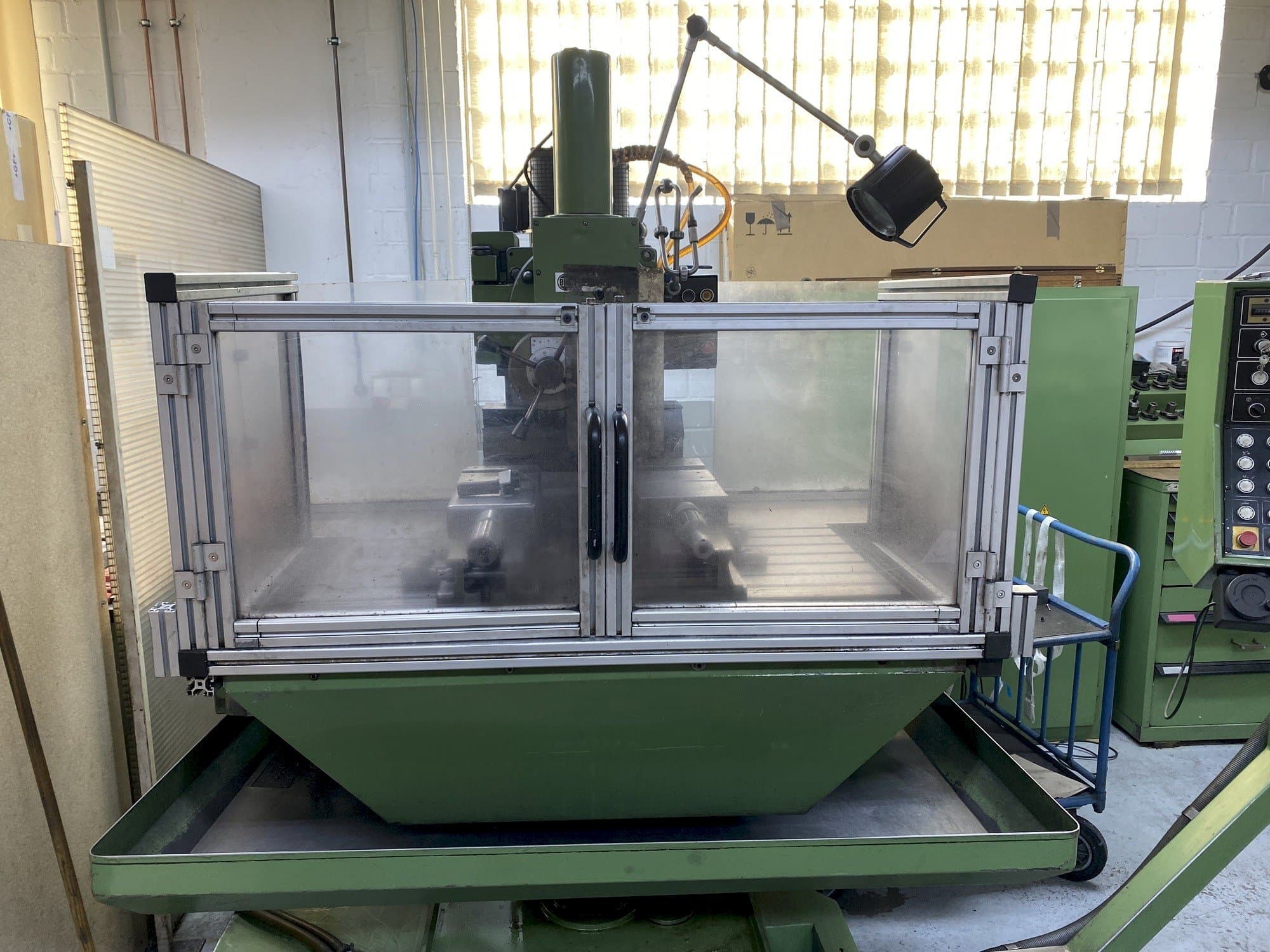 Вид станка HERMLE UWF 1000 спереди