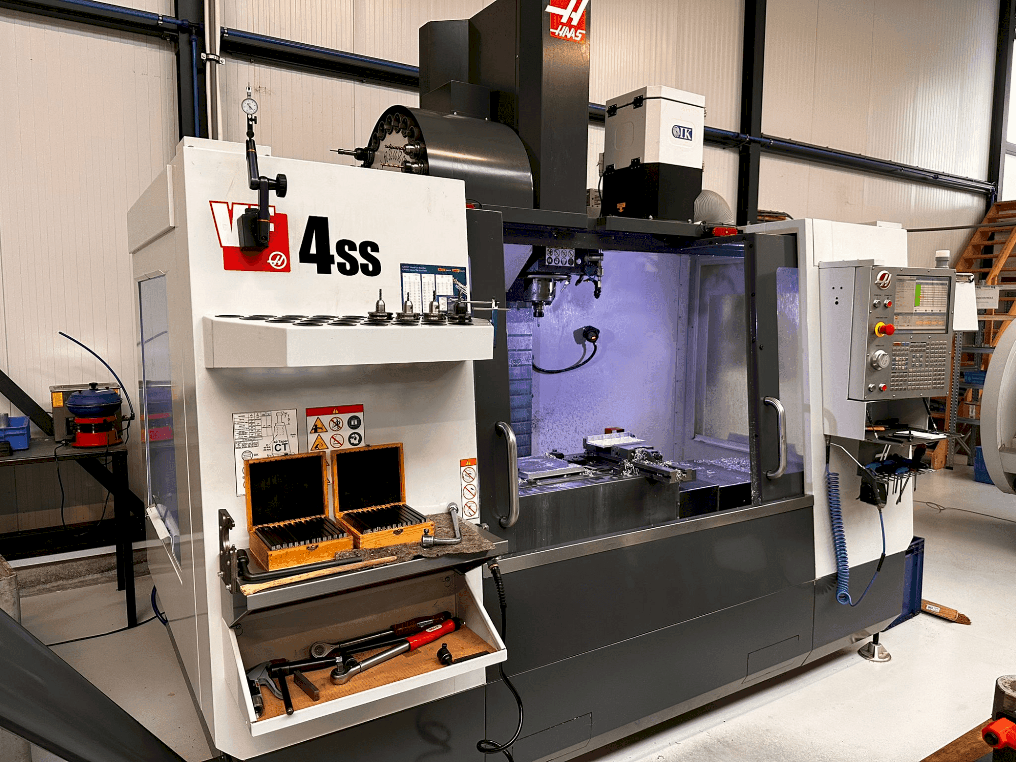 Вид станка HAAS VF-4SS  спереди