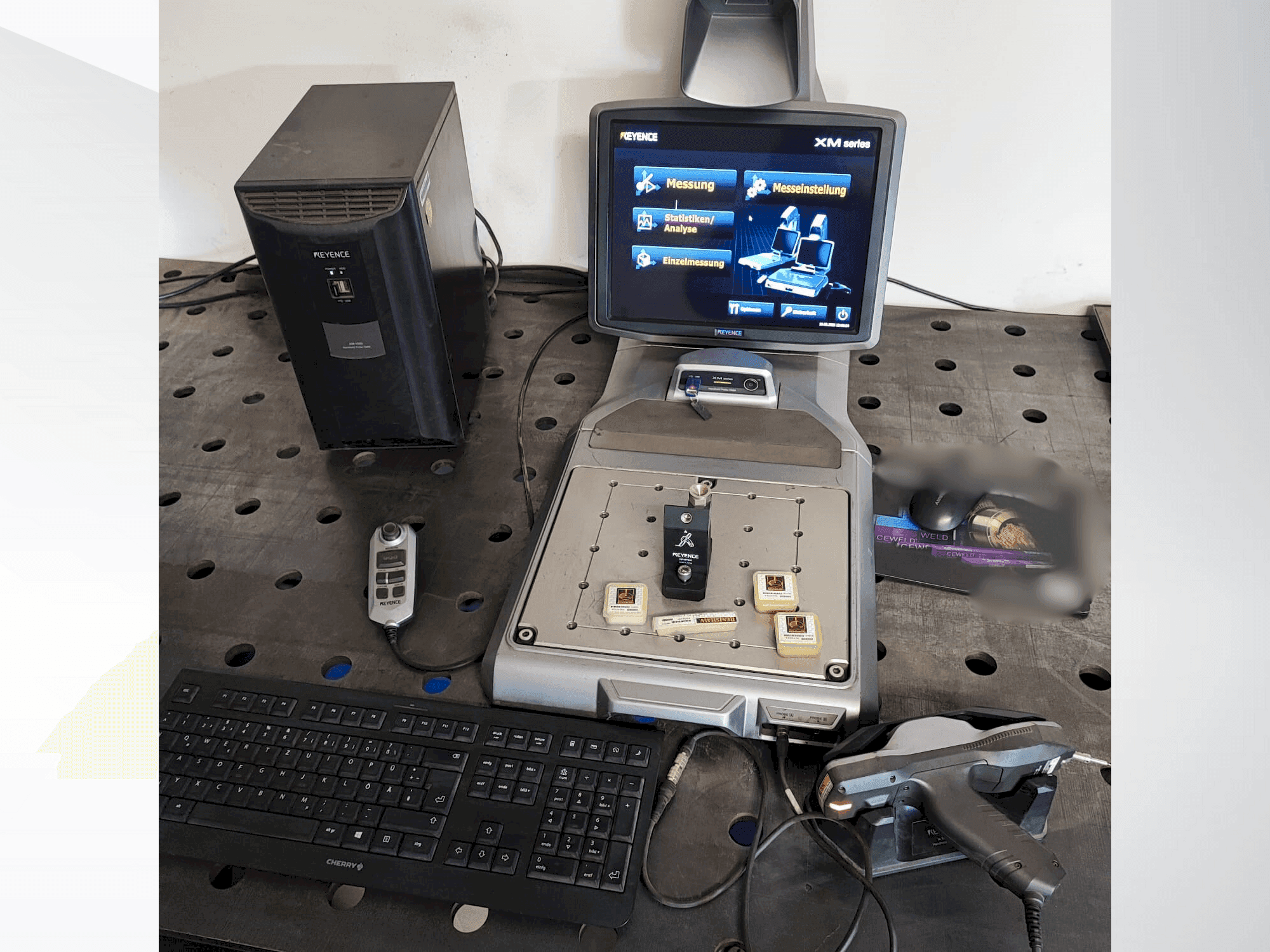 Вид станка KEYENCE XM-1000  спереди