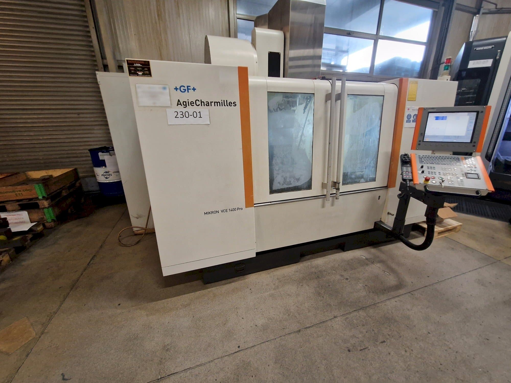 Вид станка с AgieCharmilles MIKRON VCE 1400 PRO правой стороны