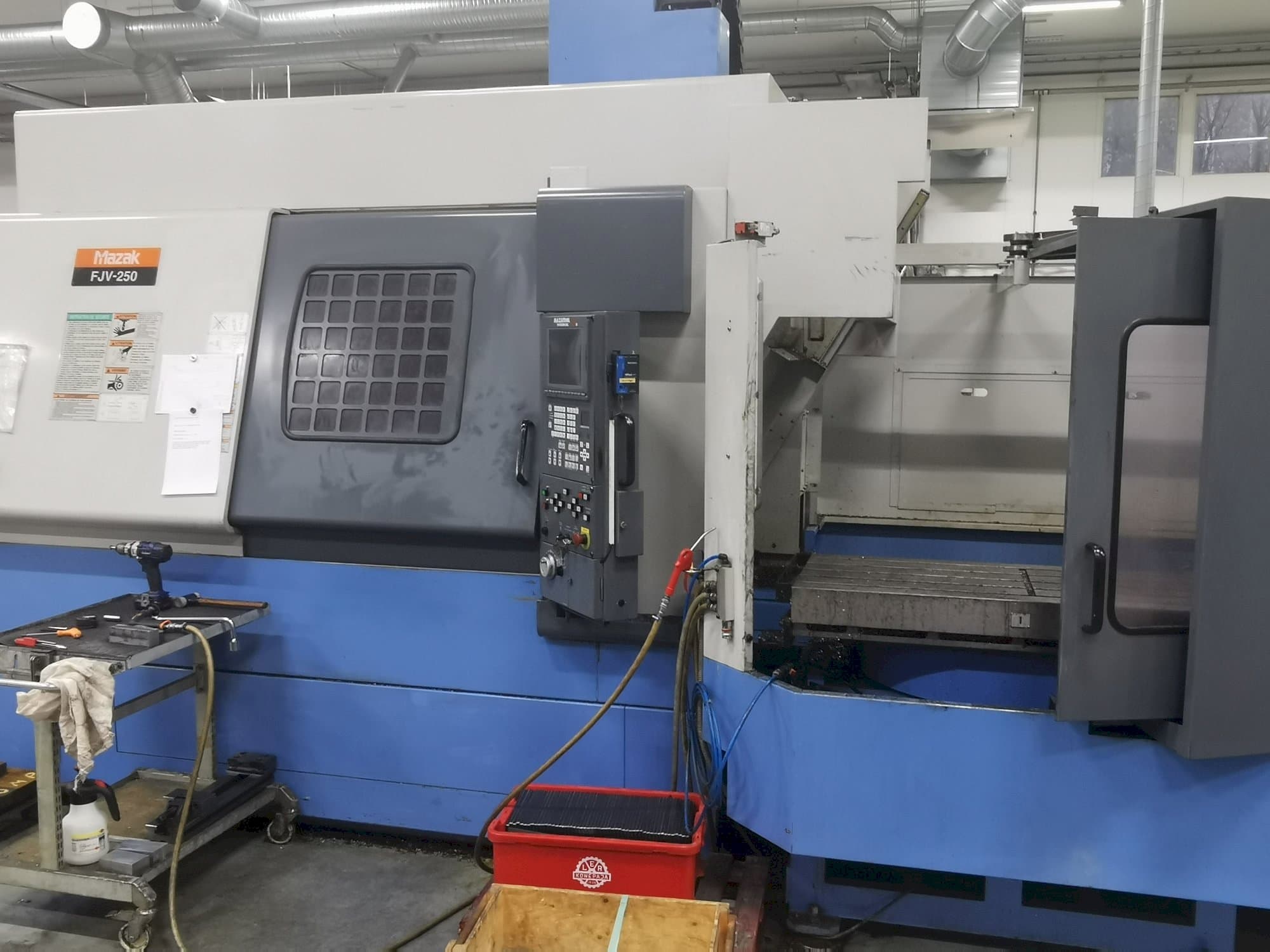 Вид станка Mazak FJV250 спереди