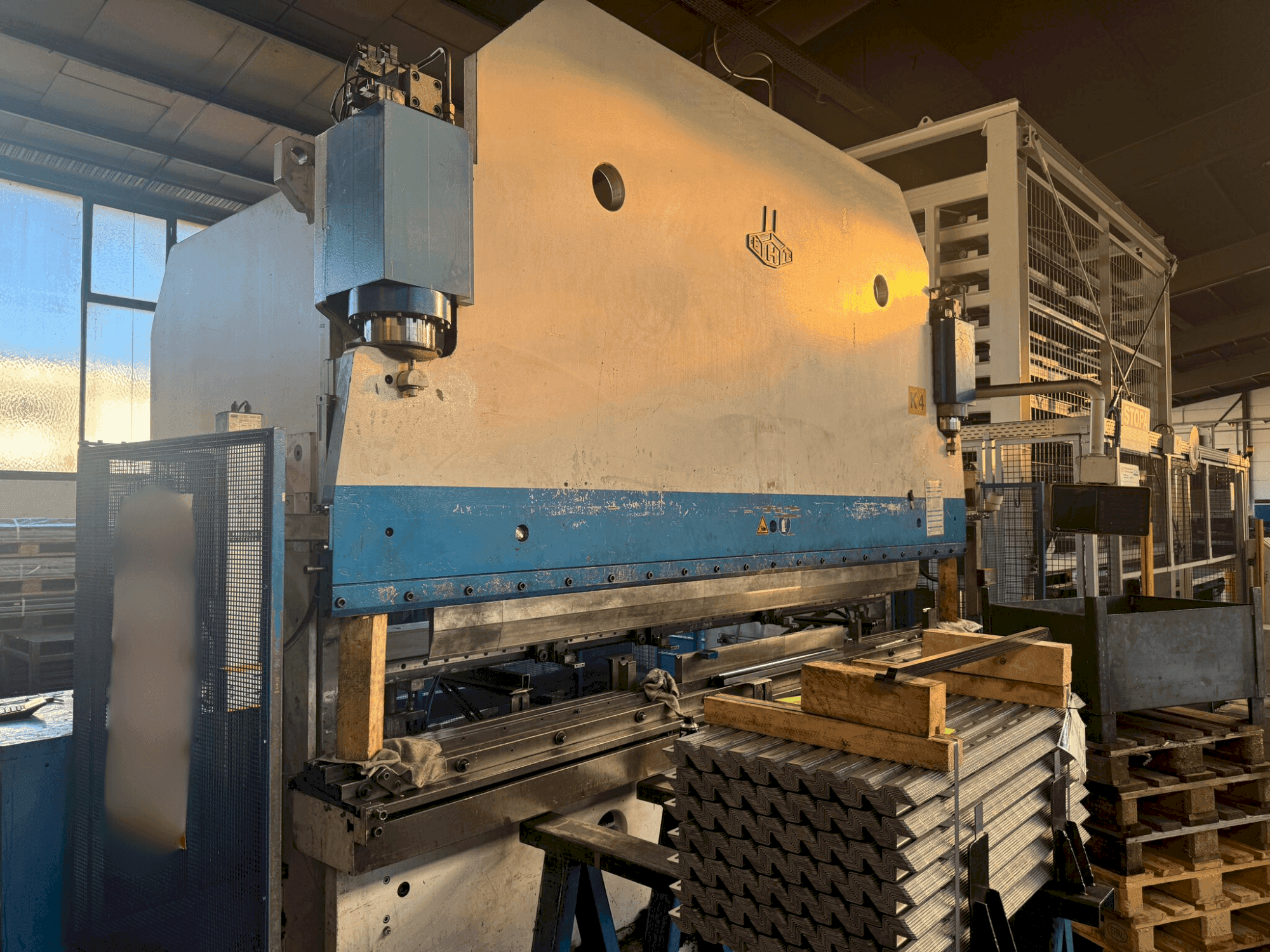 Вид станка EHT EHPS 15-40  спереди