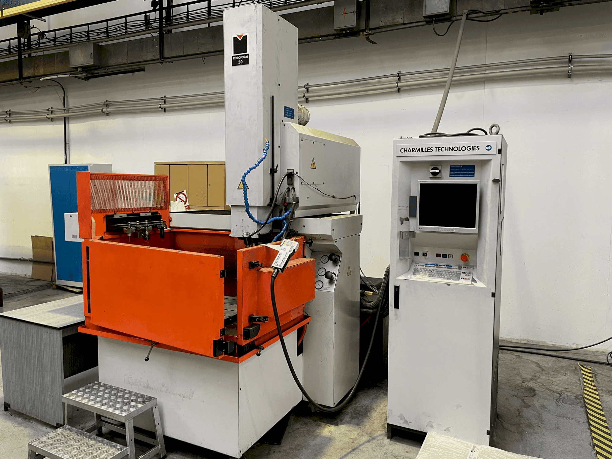 Вид станка CHARMILLES Roboform 50  спереди