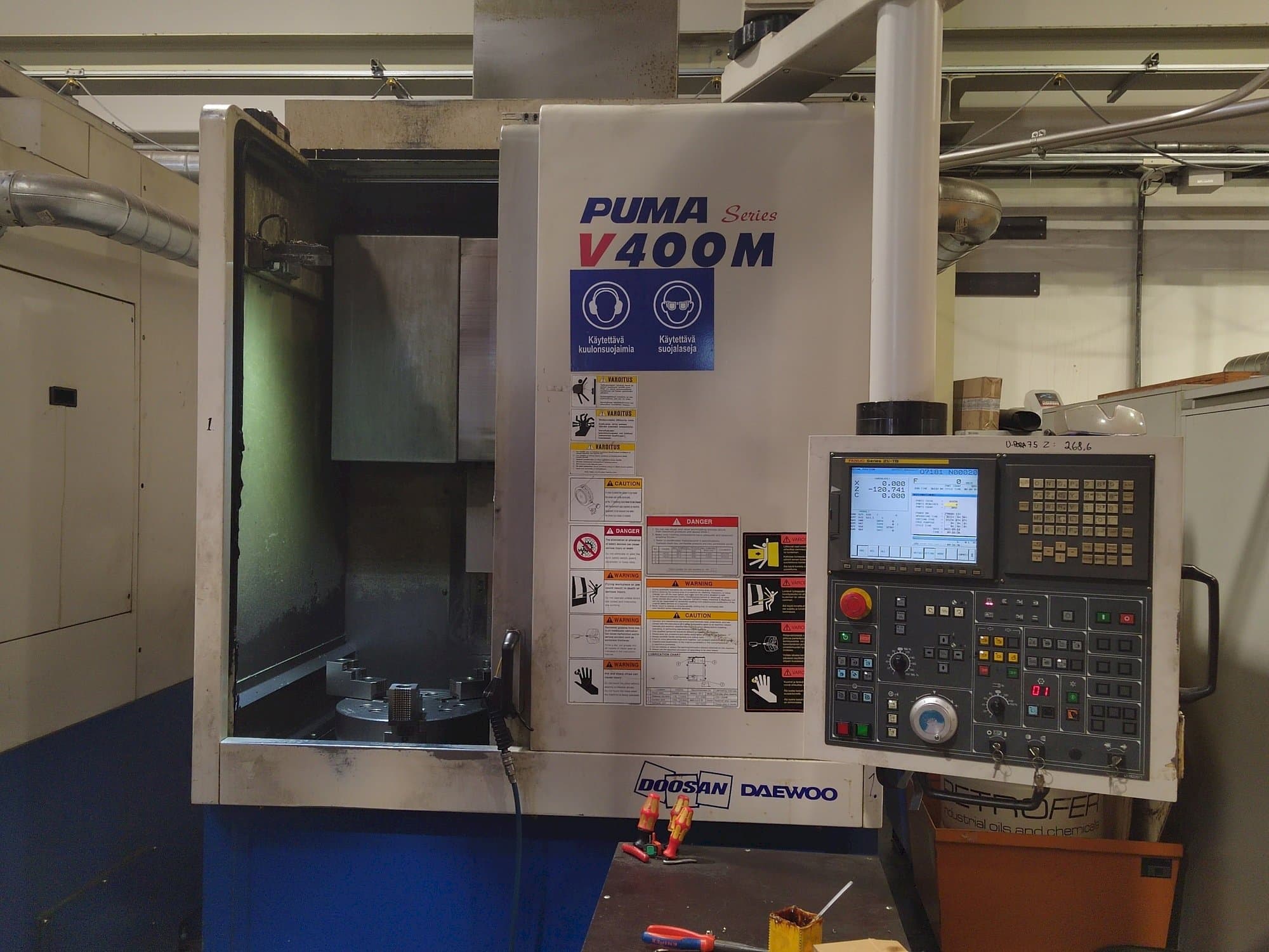 Вид станка Doosan Puma V400M спереди