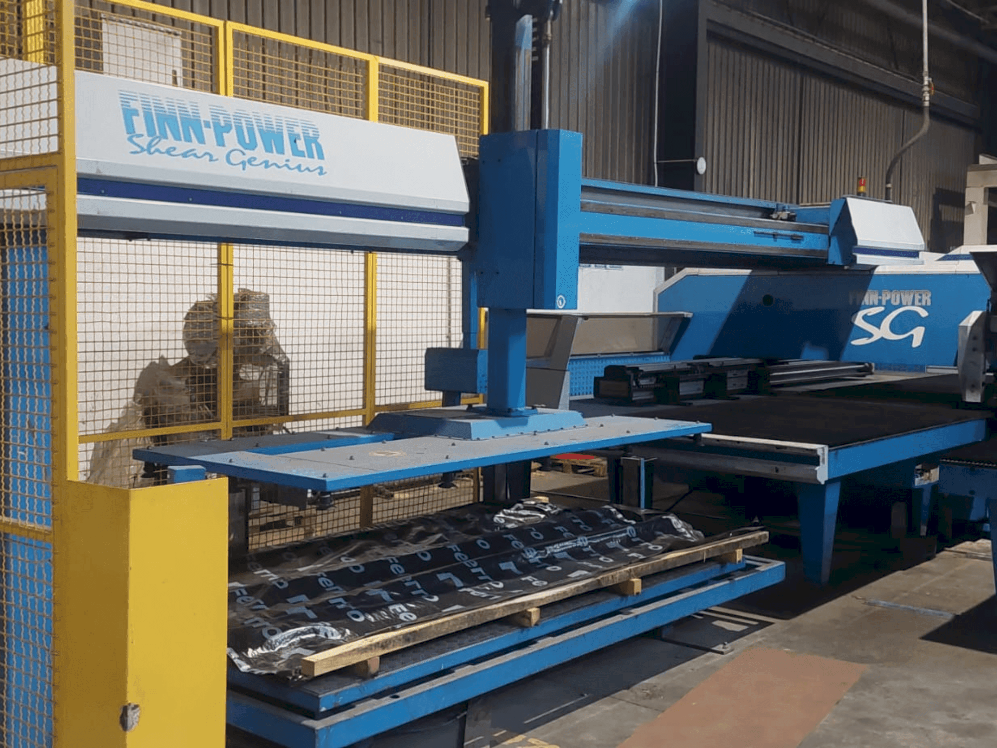 Вид станка Finn-Power Shear Genius TRS 6 SBU  спереди