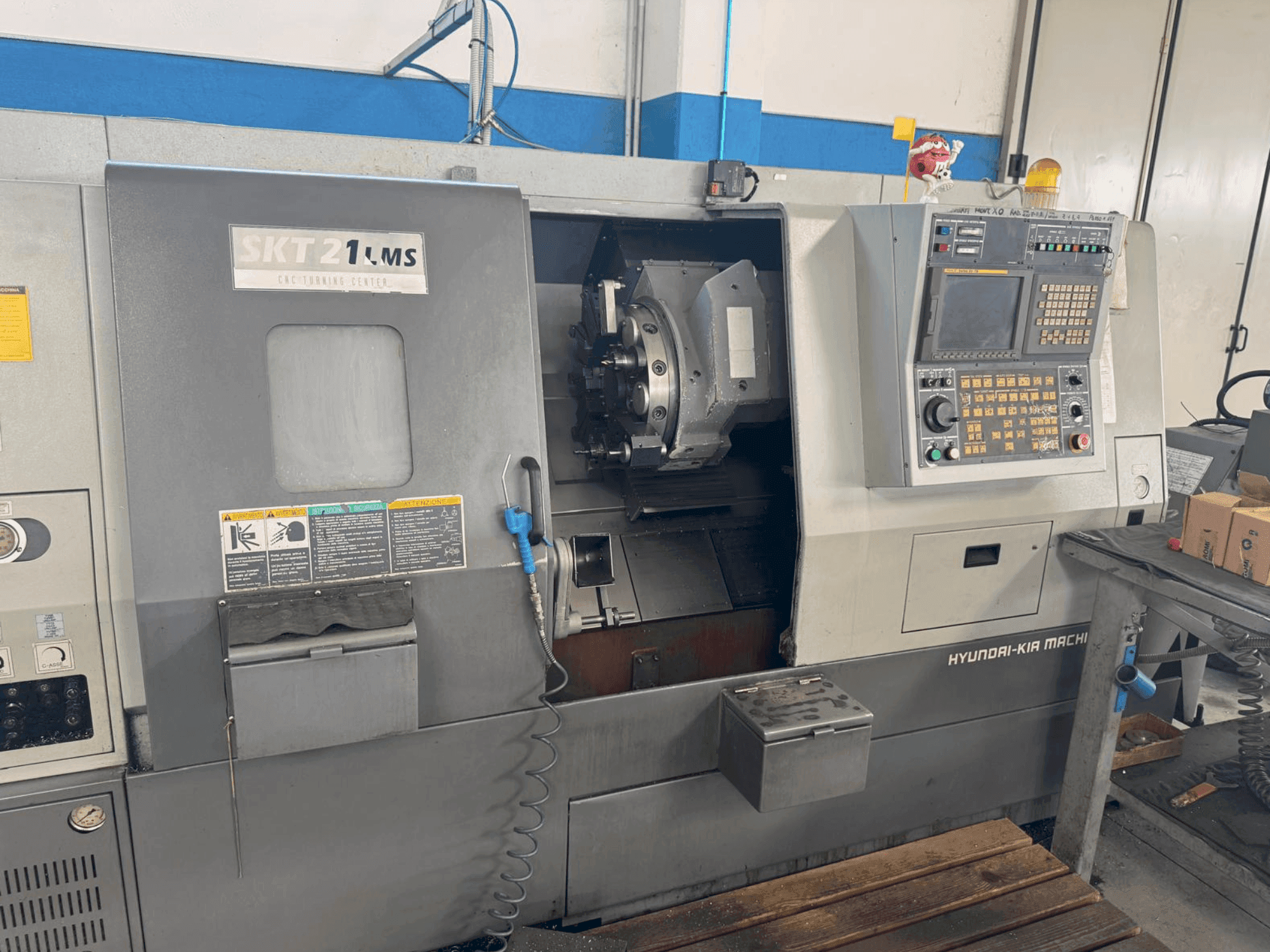 Вид станка HYUNDAI KIA SKT 21 LMS спереди