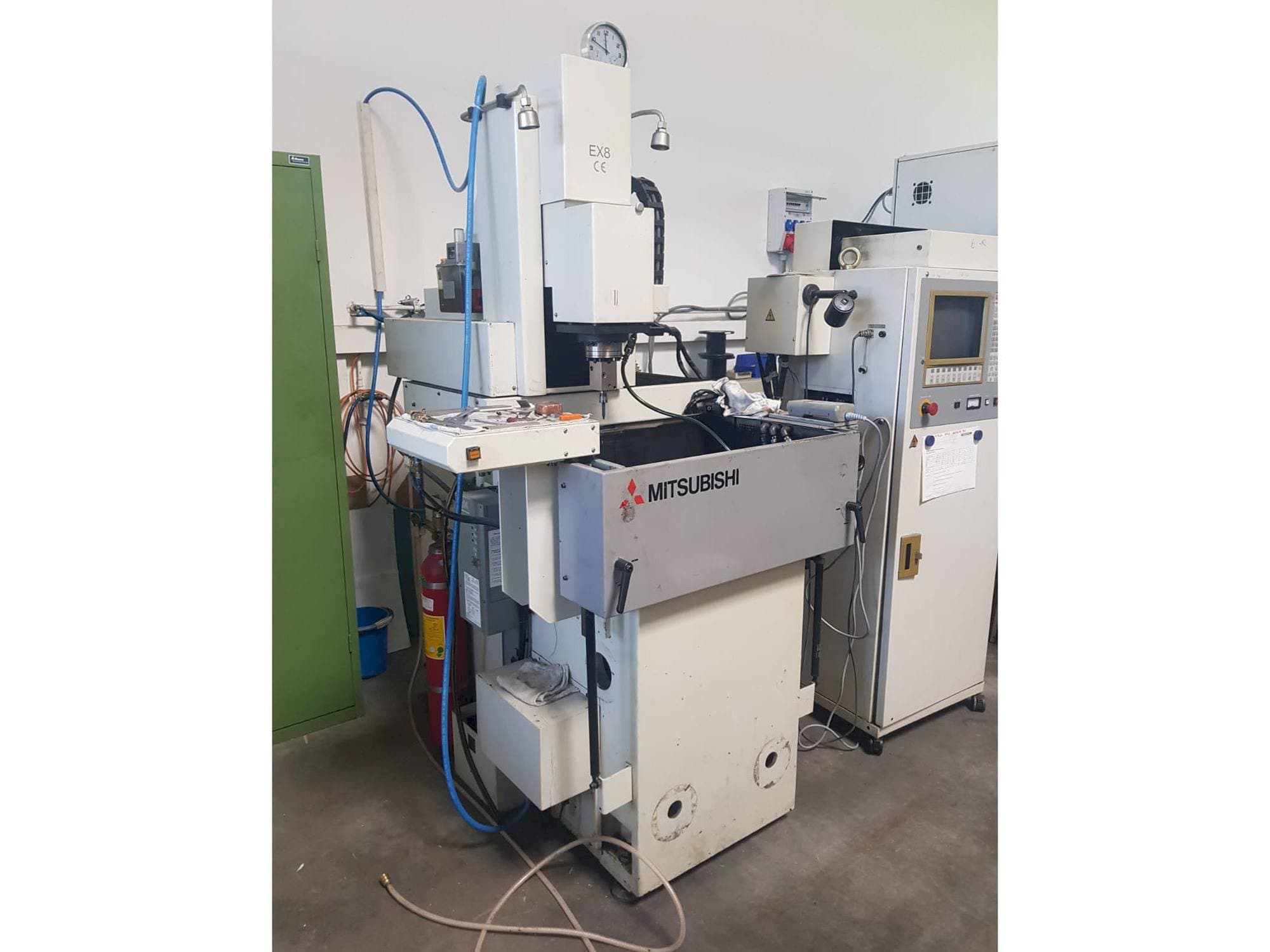 Вид станка Mitsubishi EX 8  спереди