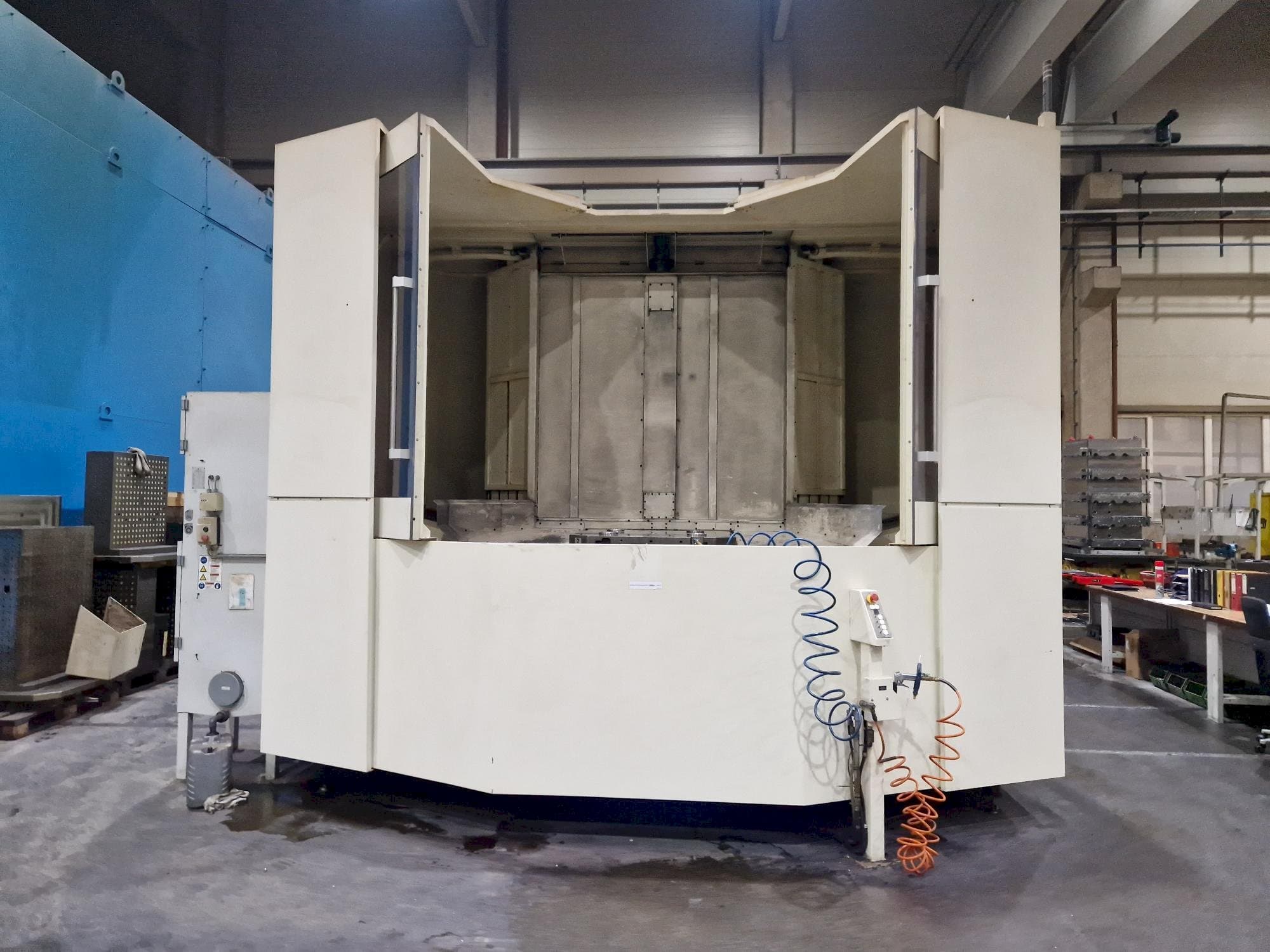 Вид станка Makino a120nx спереди