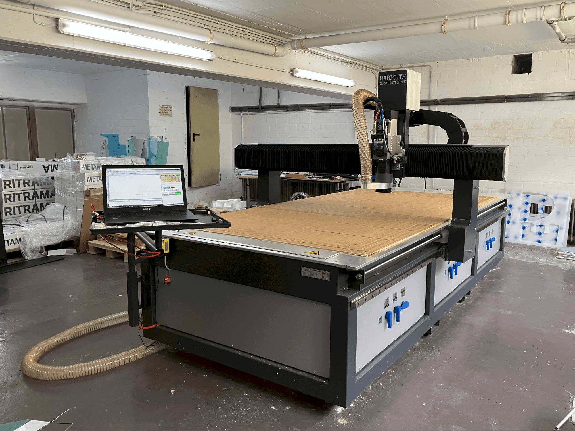 Вид станка HARMUTH F+3000 спереди