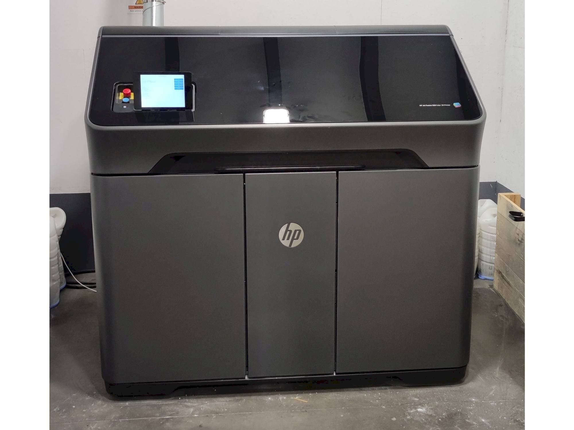 Вид станка HP MJF 580 спереди