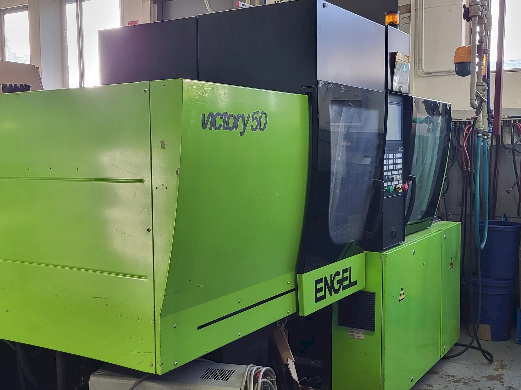 Вид станка с Engel Victory 200/50 FOCUS правой стороны