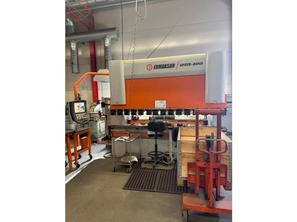 Вид станка ERMAKSAN Speedbend 3135 спереди