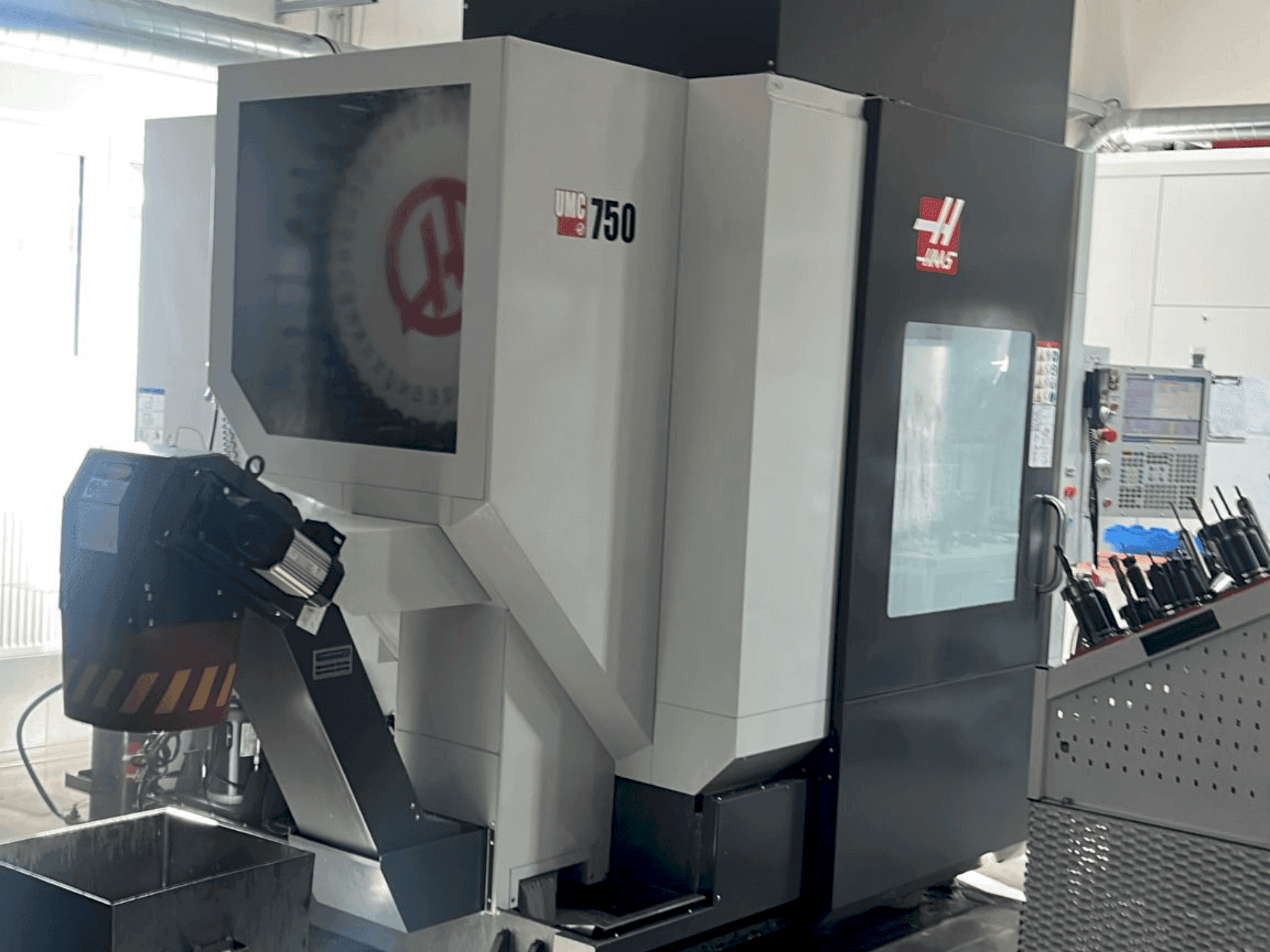 Вид станка HAAS UMC-750 спереди