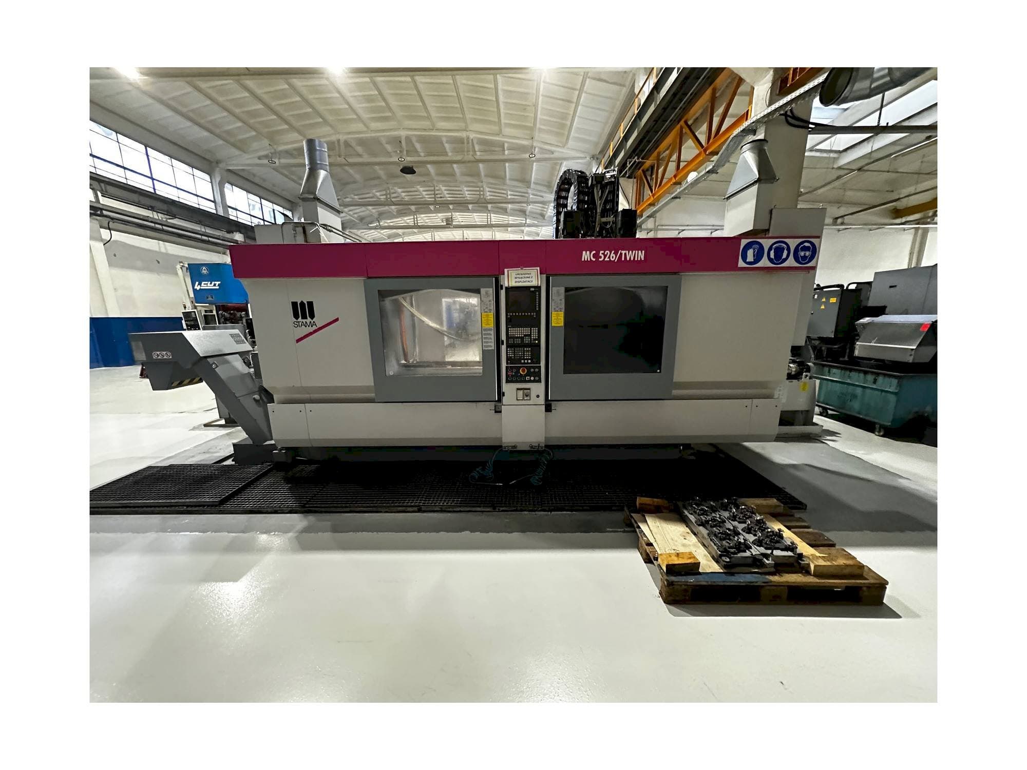 Вид станка STAMA MC 526 / TWIN  спереди
