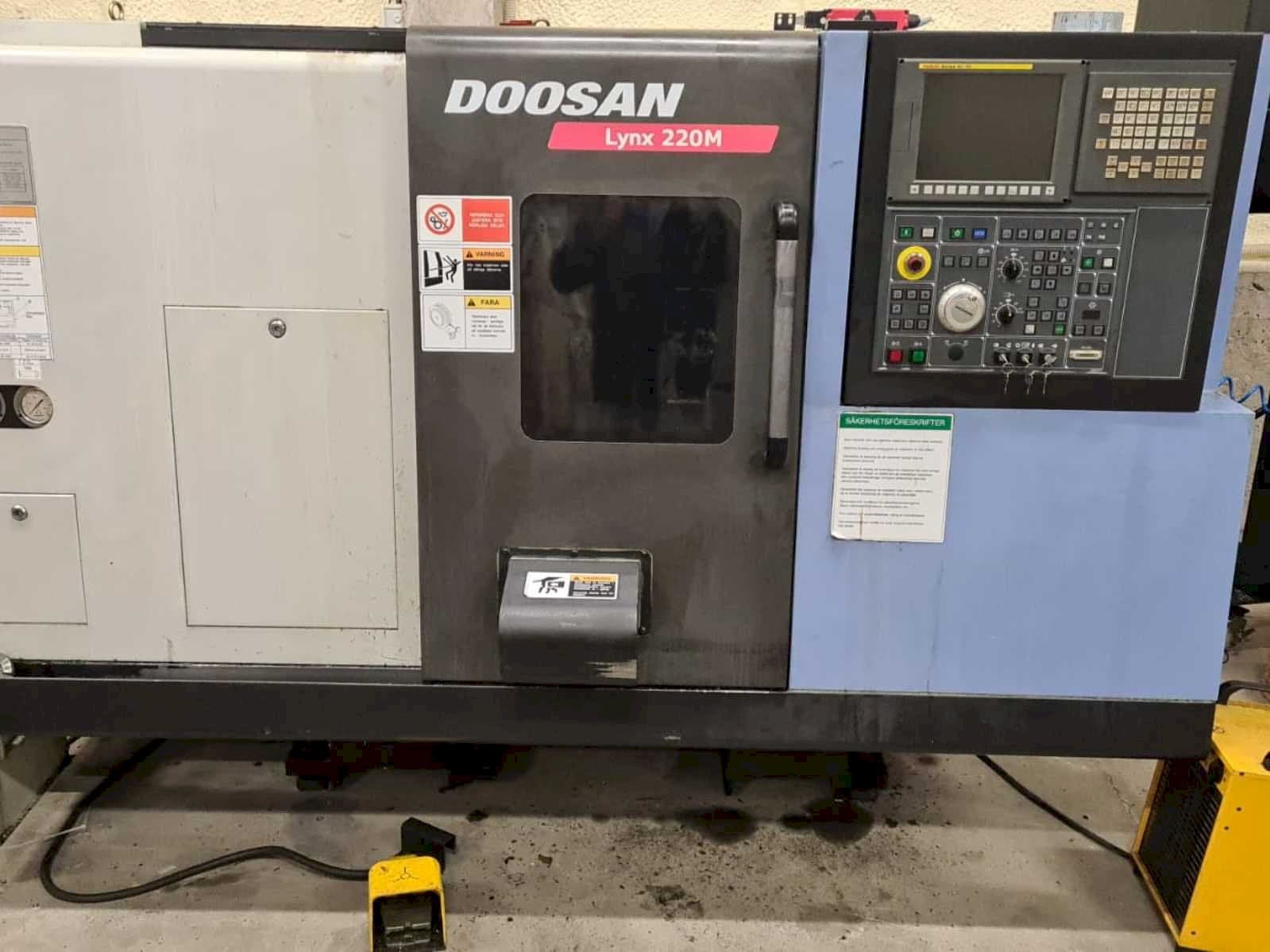 Вид станка Doosan Lynx 220MA + bar feeder LNS Express спереди