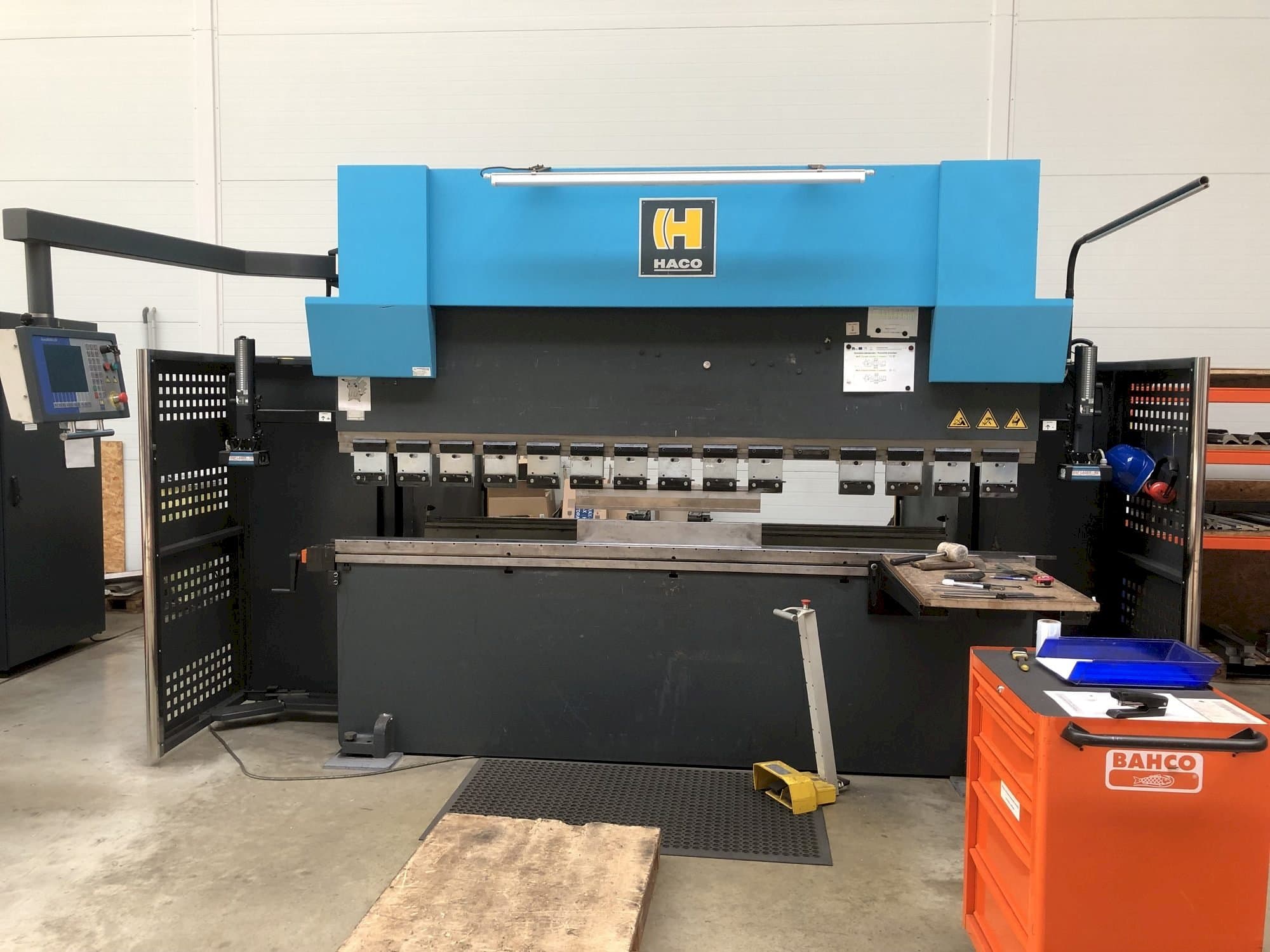 Вид станка HACO ERMS30250  спереди