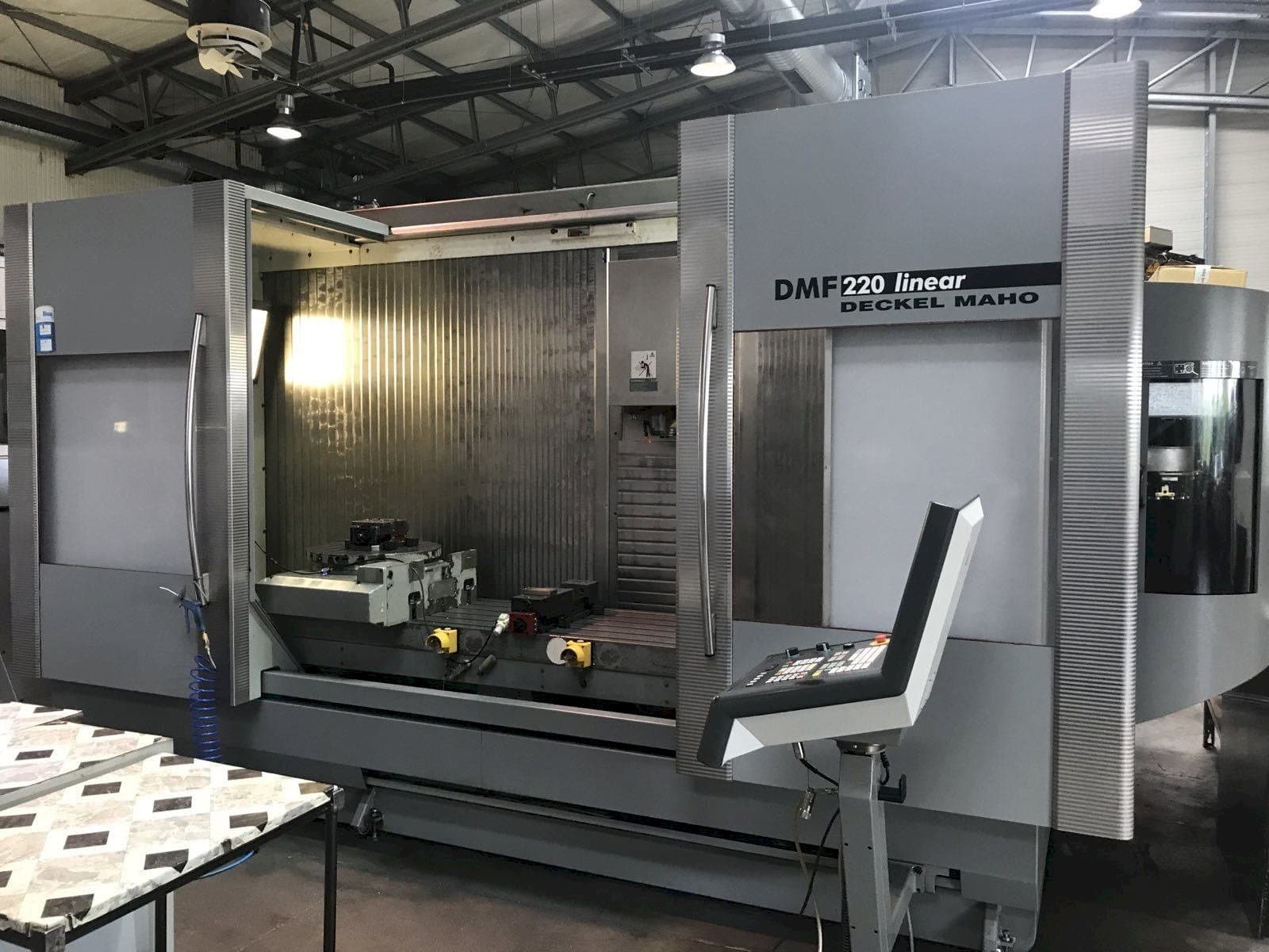 Вид станка DECKEL MAHO DMF 220 Linear спереди