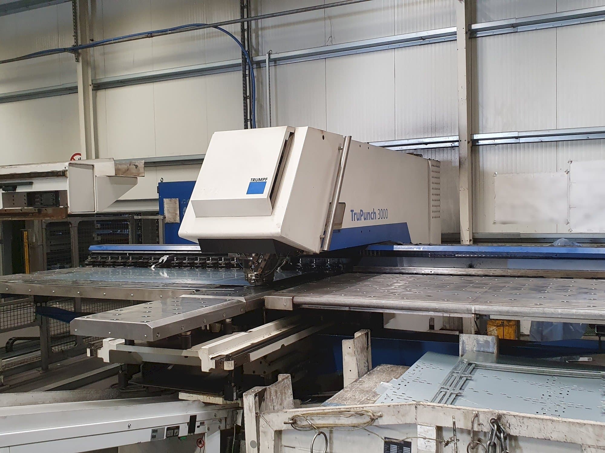 Вид станка Trumpf TruPunch 3000 спереди