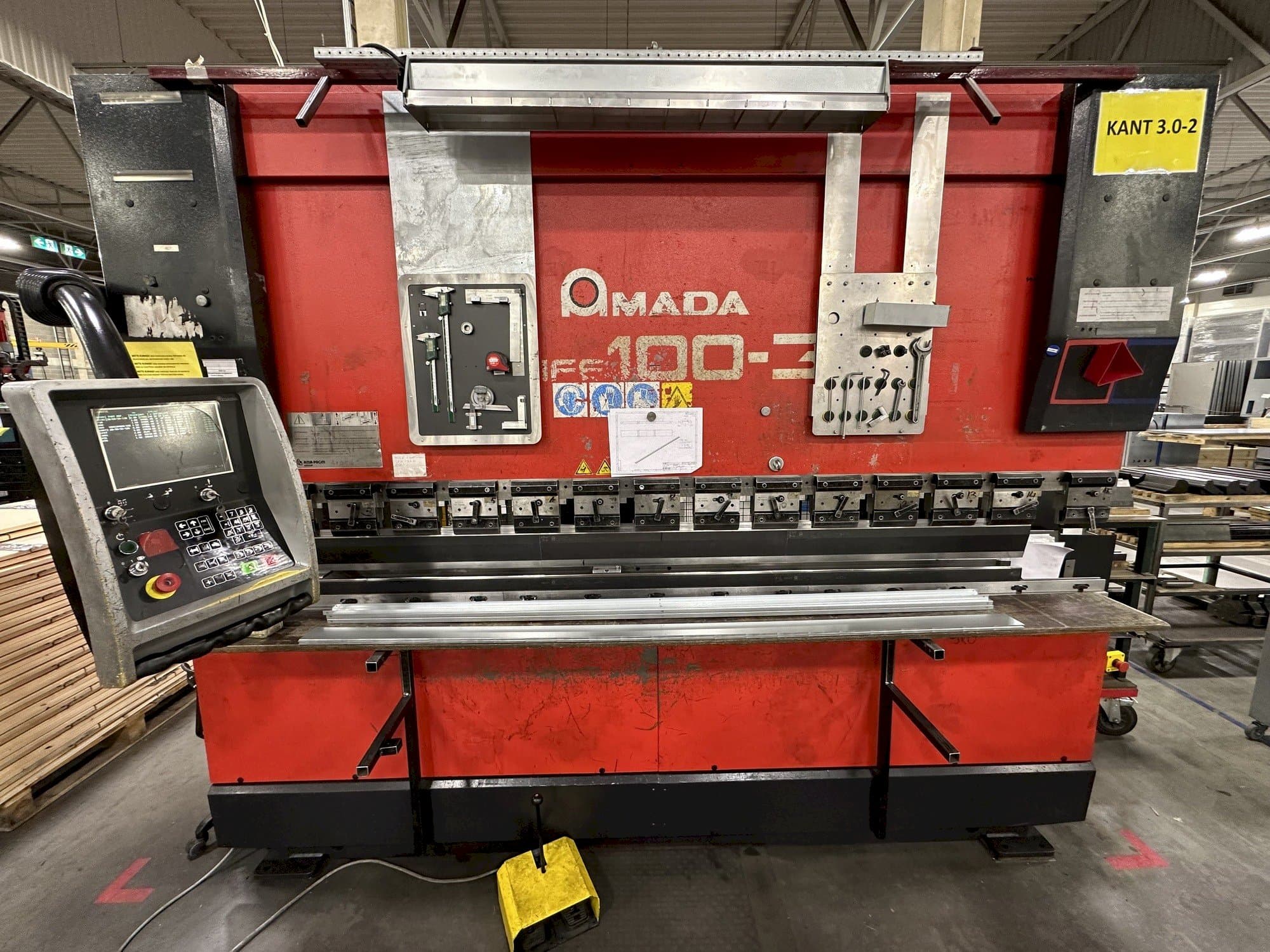 Вид станка AMADA HFE 100-3 спереди