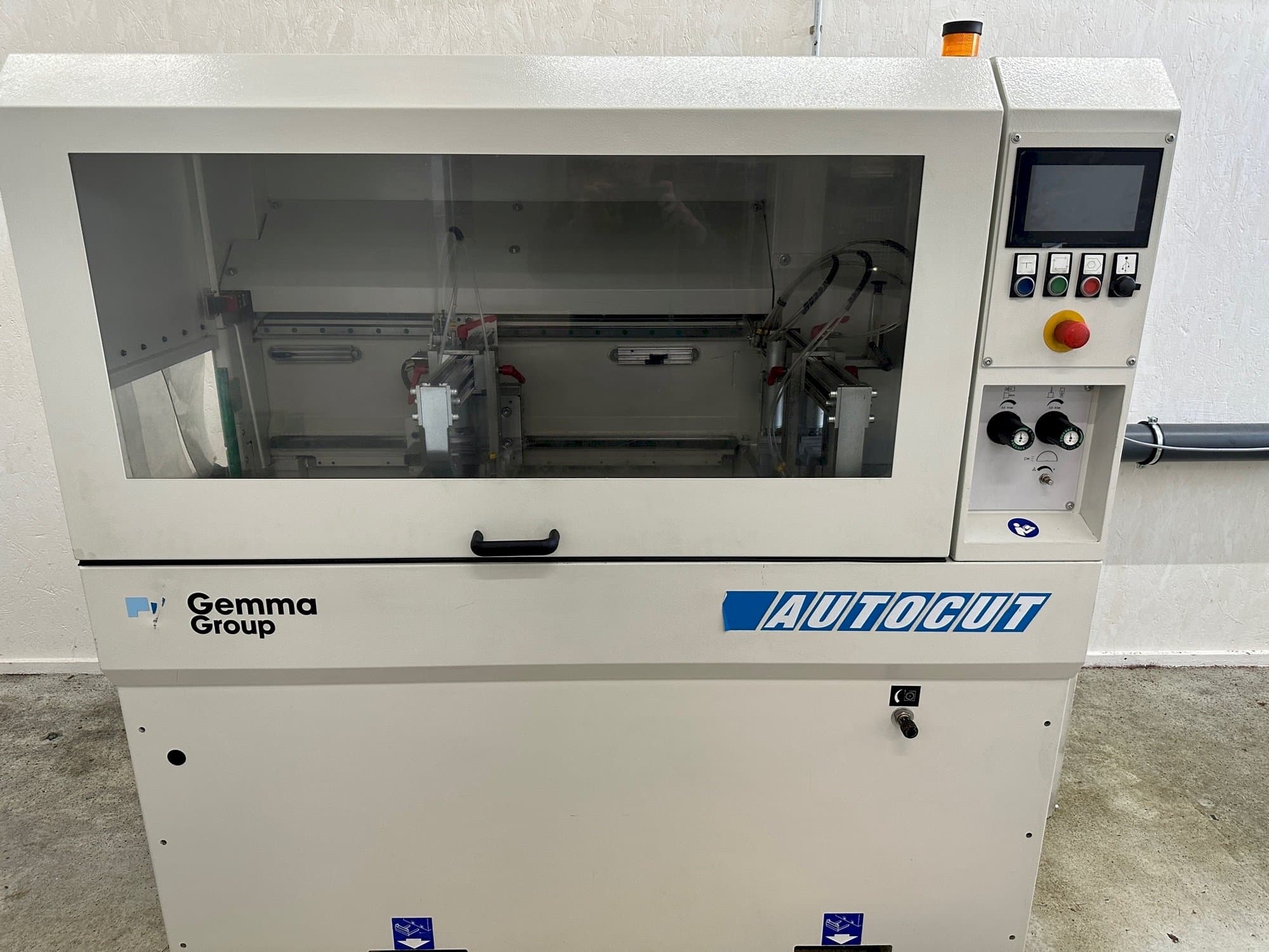 Вид станка Autocut 550  спереди