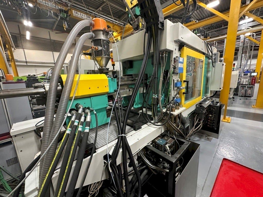 Вид  станка с Arburg Allrounder 570C 2000 -350/150  правой стороны