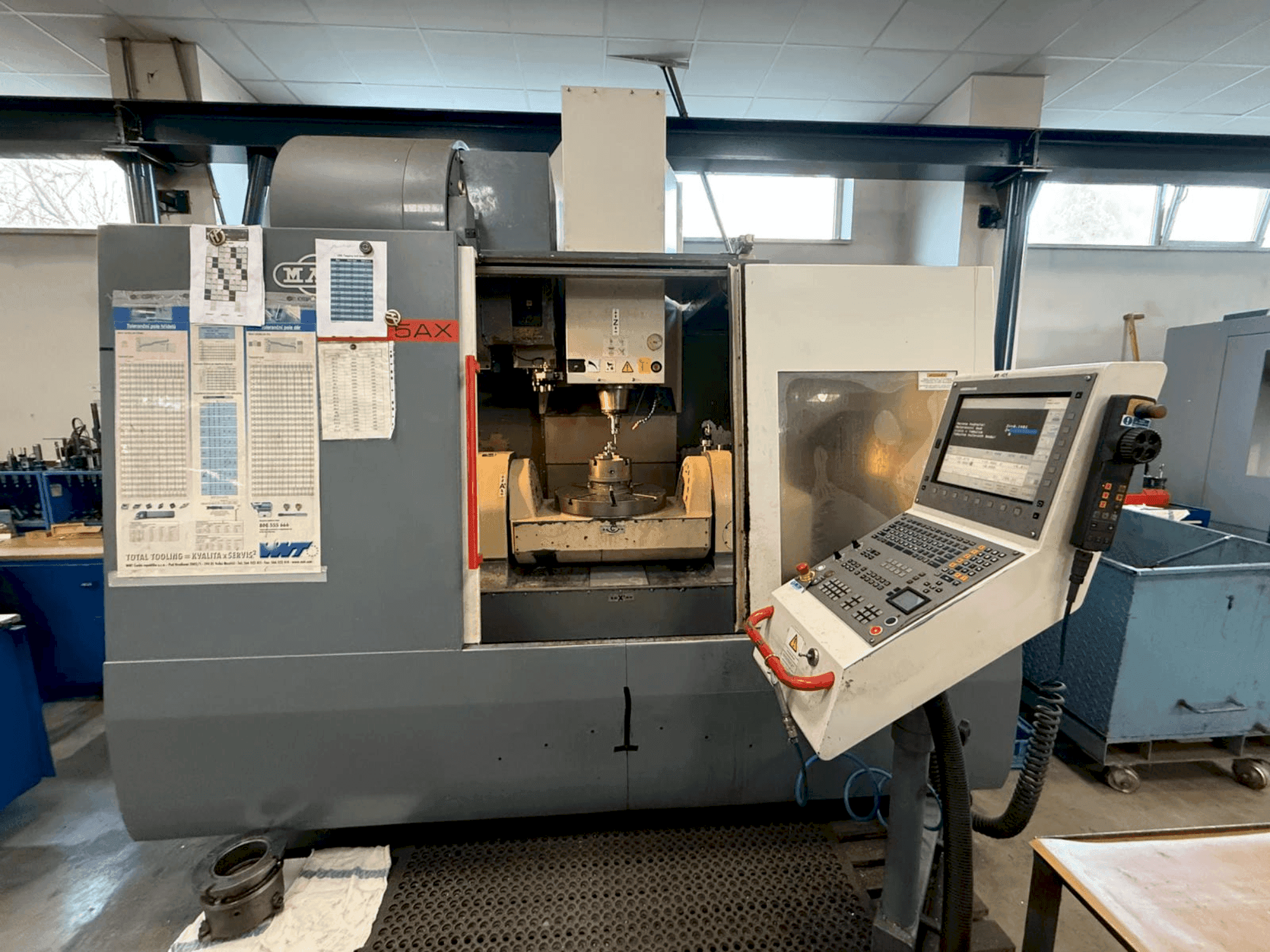 Вид станка KOVOSVIT MAS MCV 1000 Speed 5AX спереди