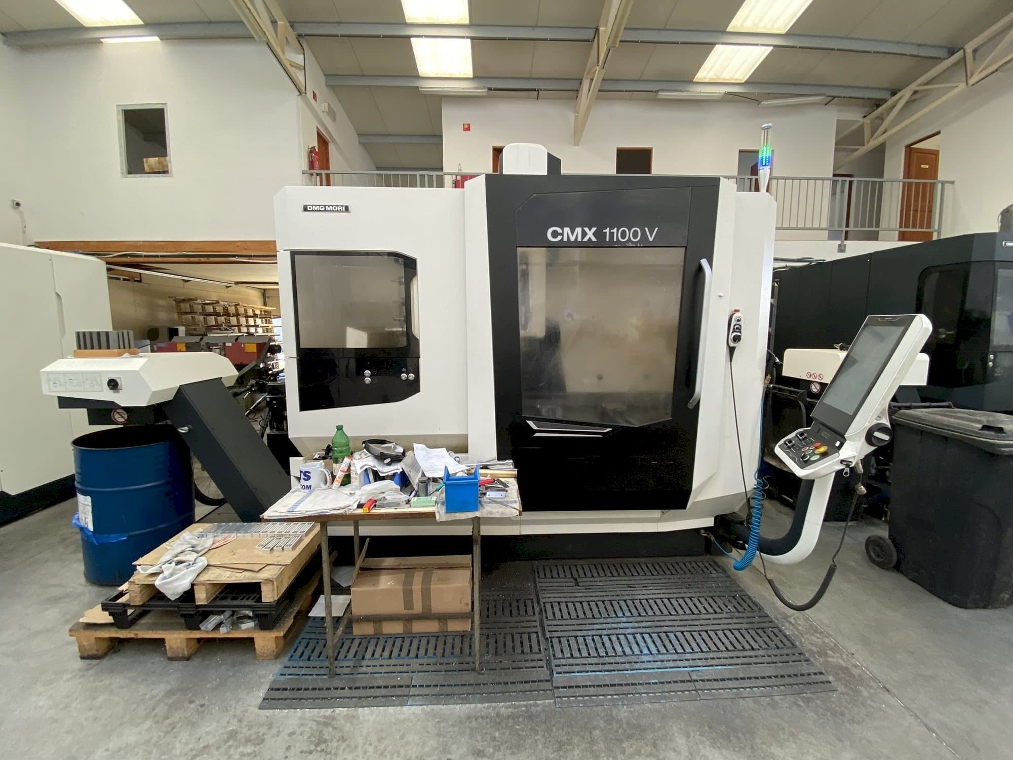 Вид станка DMG MORI CMX 1100  спереди