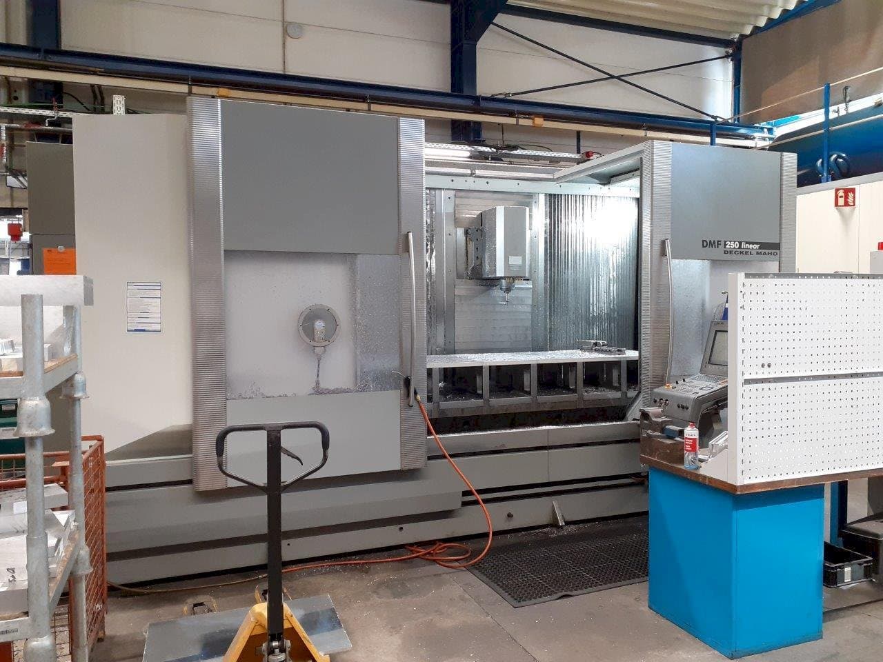 Вид станка DMG MORI DMF 250 спереди