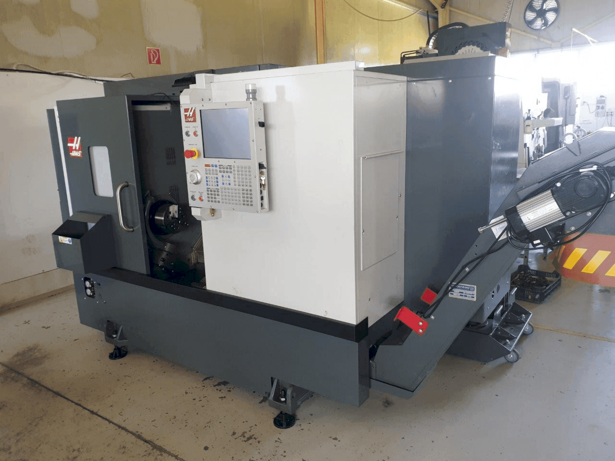 Вид станка HAAS ST-20 спереди